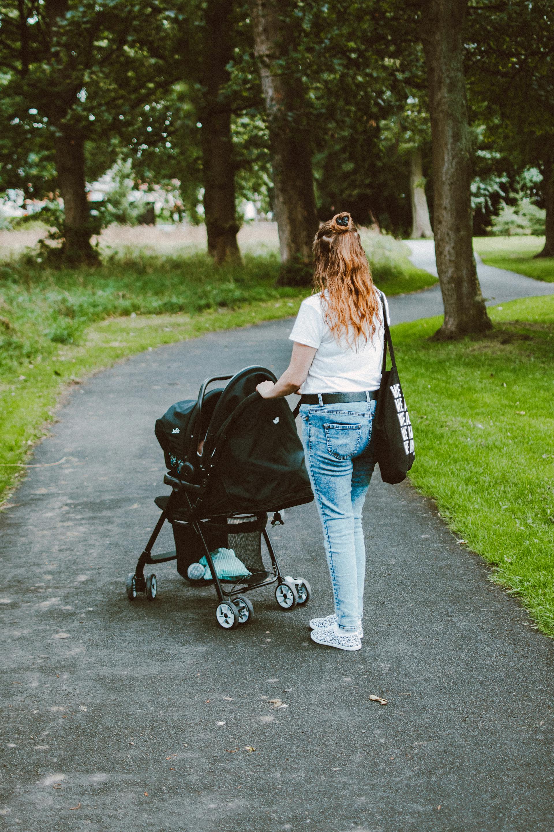 Une femme debout avec une poussette | Source : Pexels