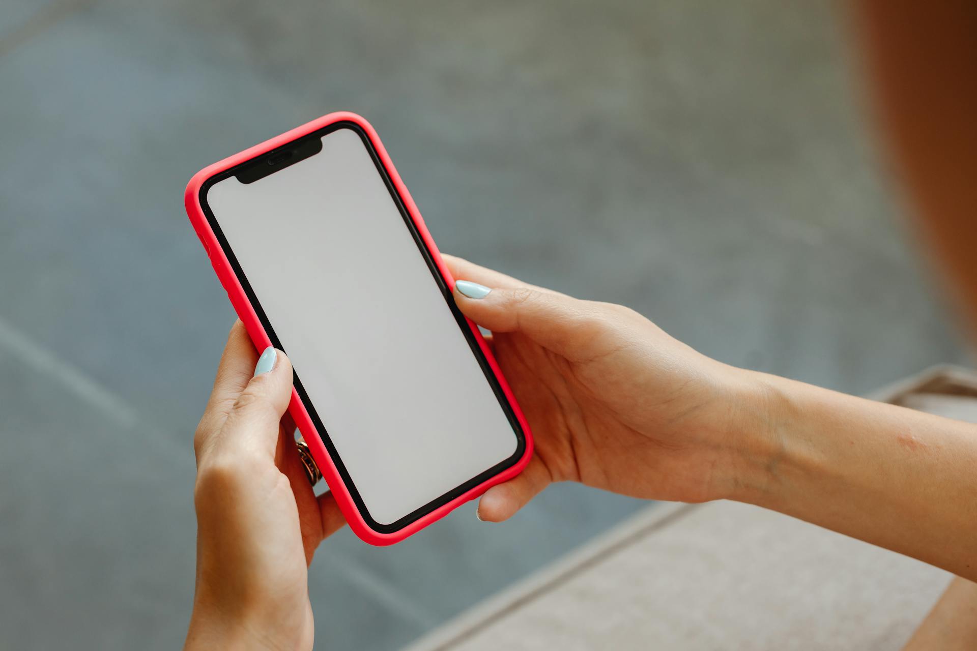 Une femme tenant son téléphone portable | Source : Pexels