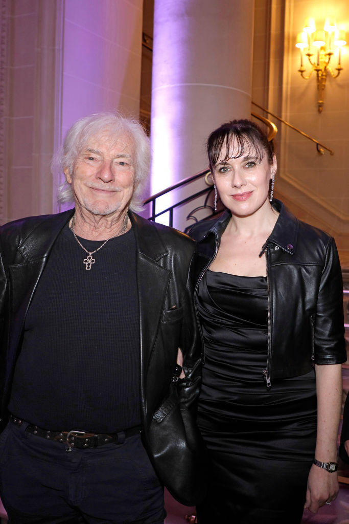 Le chanteur Hugues Aufray et son épouse Murielle posent lors d'une séance photo à Paris, le 18/03/2024. | Source : Getty Images