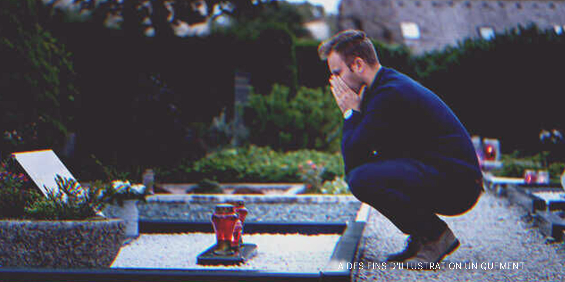 Un homme pleurant devant une tombe | Source : Getty Images