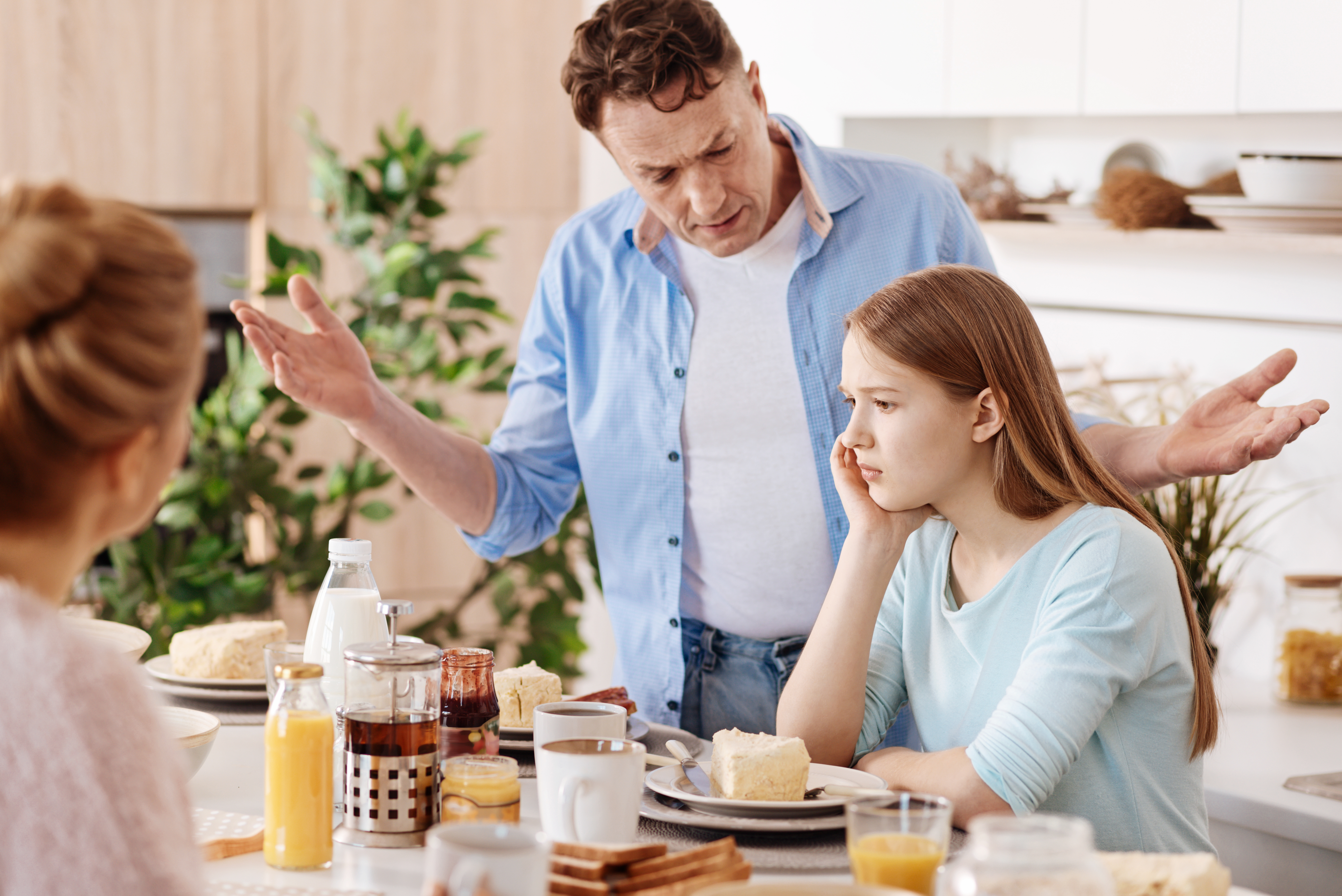 Le père a constamment essayé d'arranger le comportement de sa fille. | Source : Shutterstock