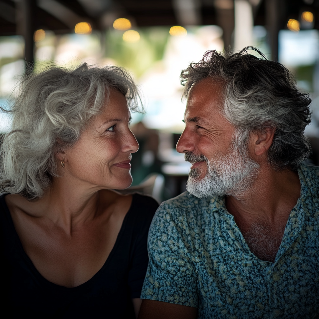 Un couple souriant qui se regarde l'un l'autre | Source : Midjourney