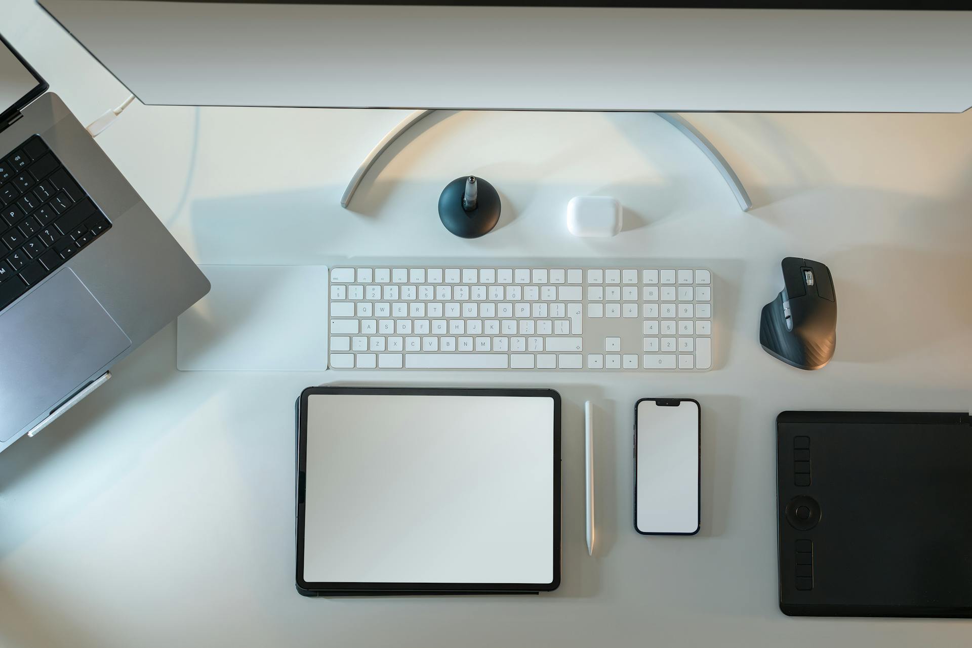 Appareils électroniques sans fil posés sur un bureau | Source : Pexels