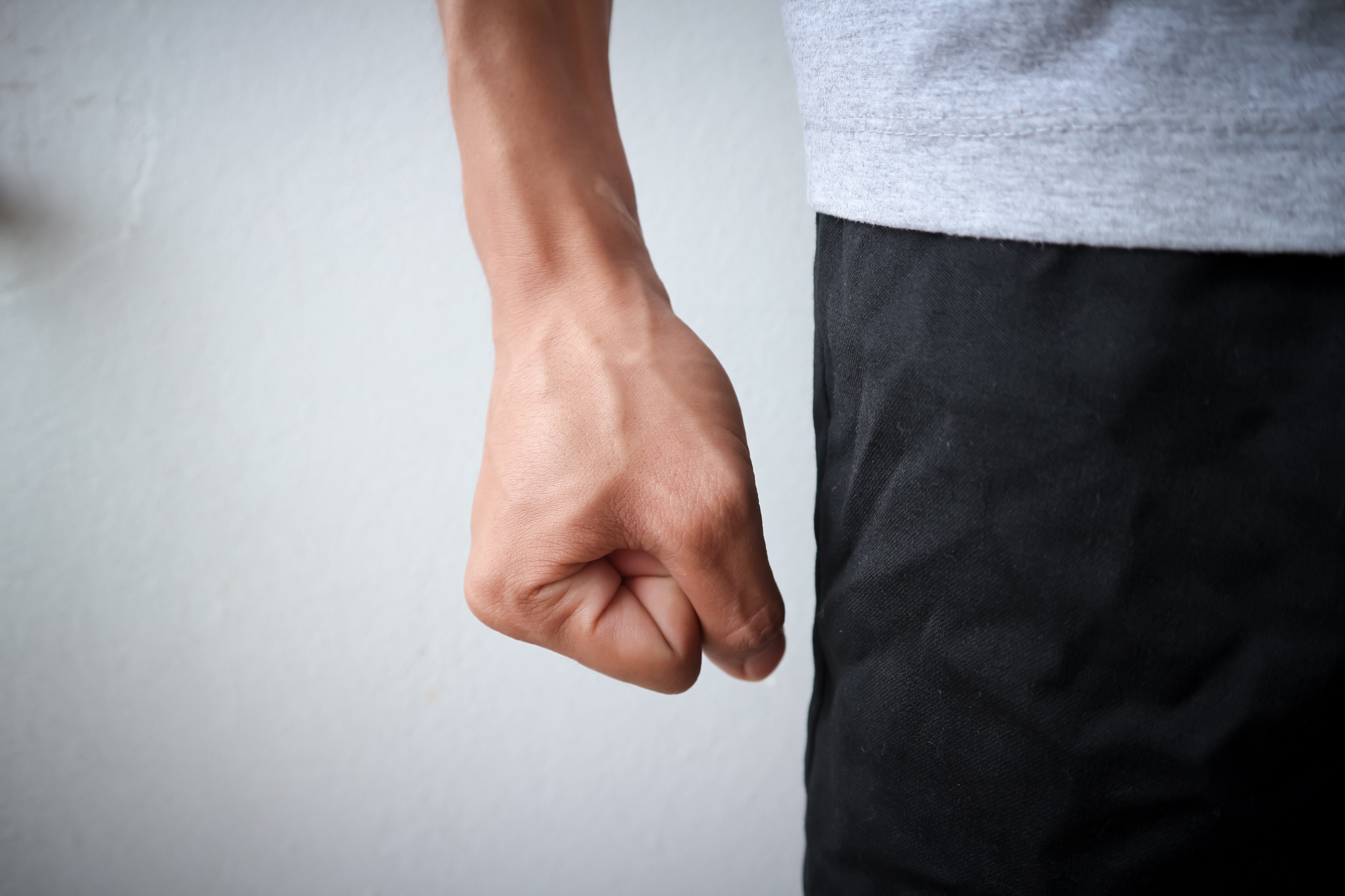Gros plan sur le poing d'un homme | Source : Shutterstock