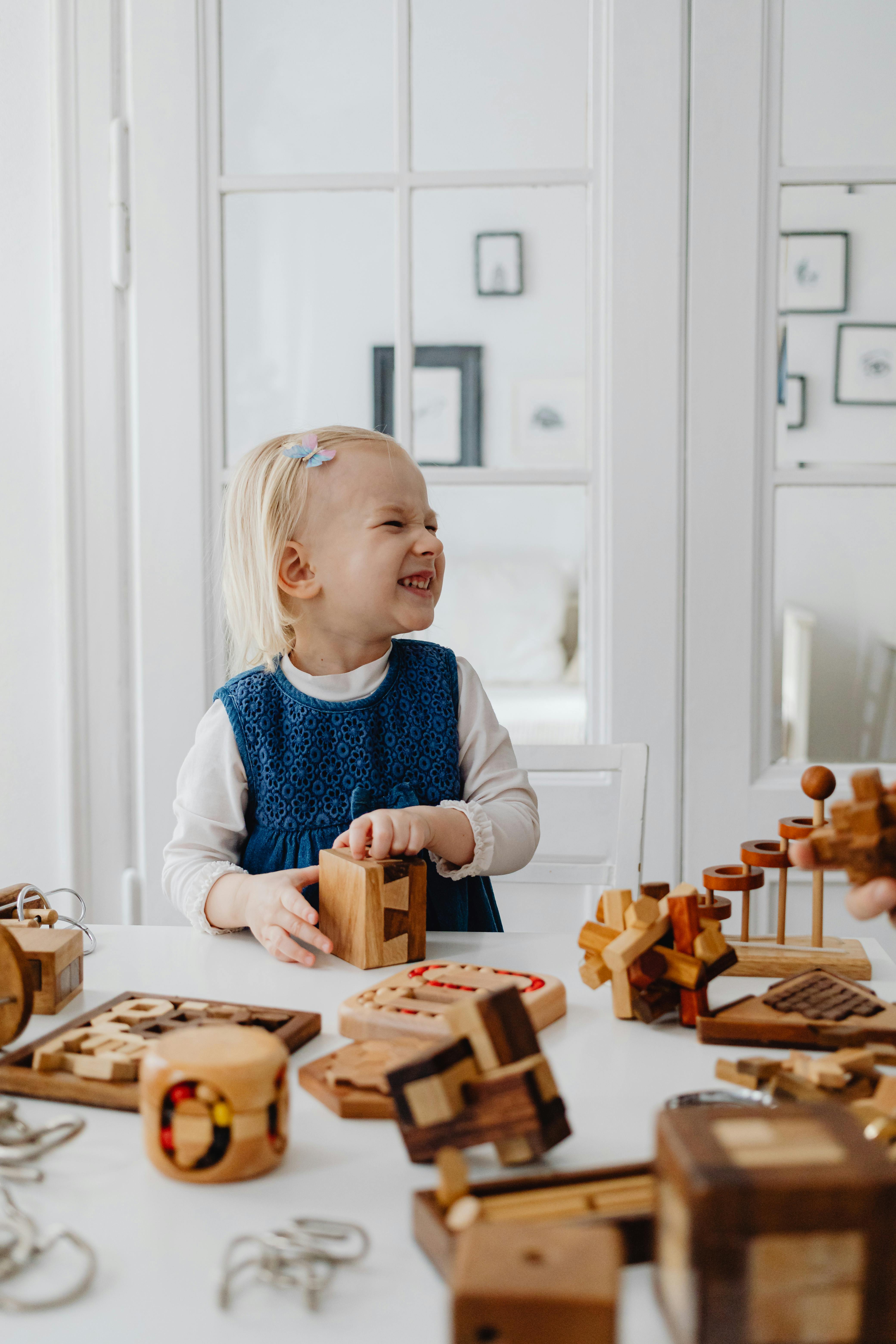 Une petite fille heureuse occupée à jouer | Source : Pexels