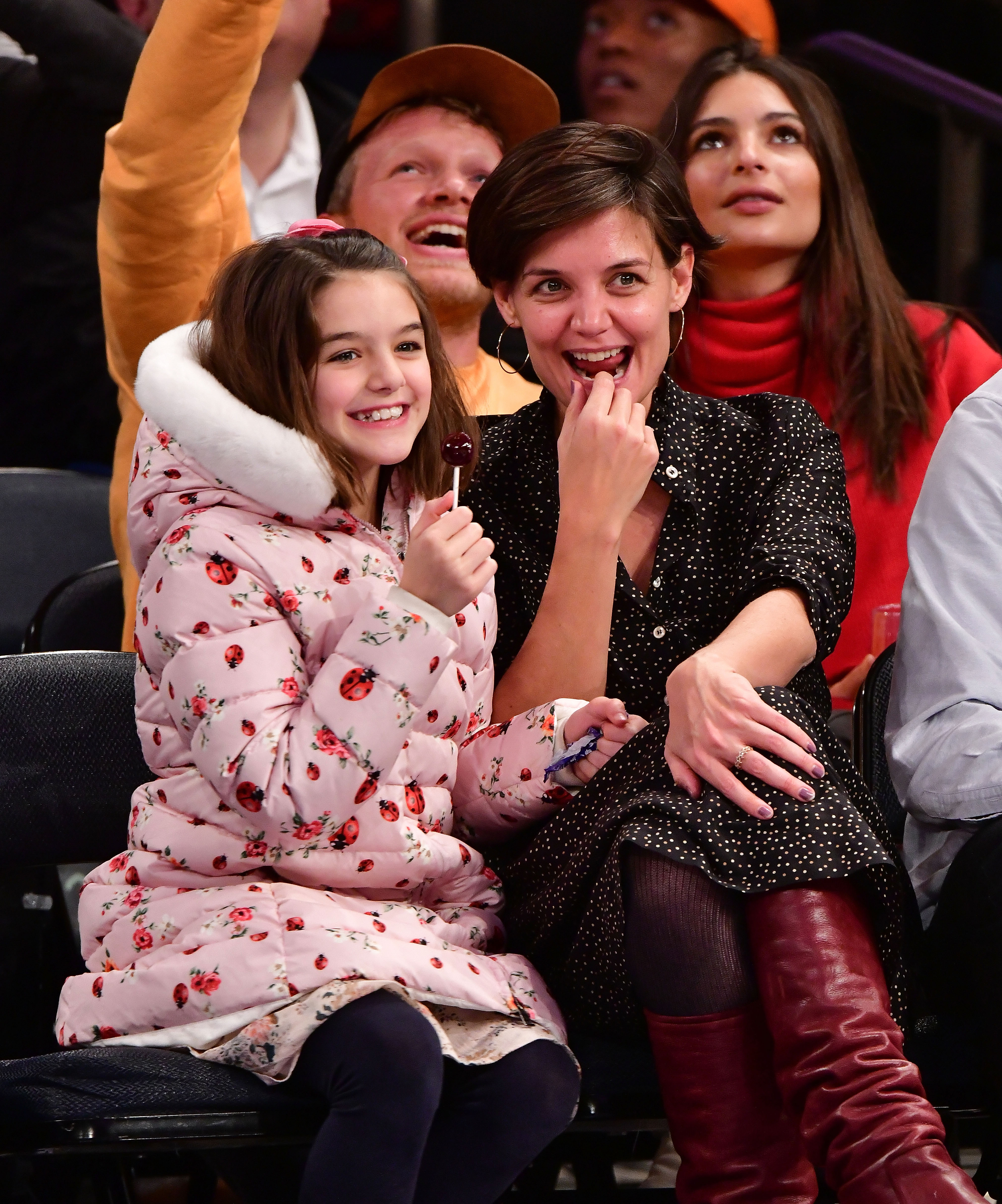Suri Cruise et Katie Holmes le 16 décembre 2017 à New York. | Source : Getty Images