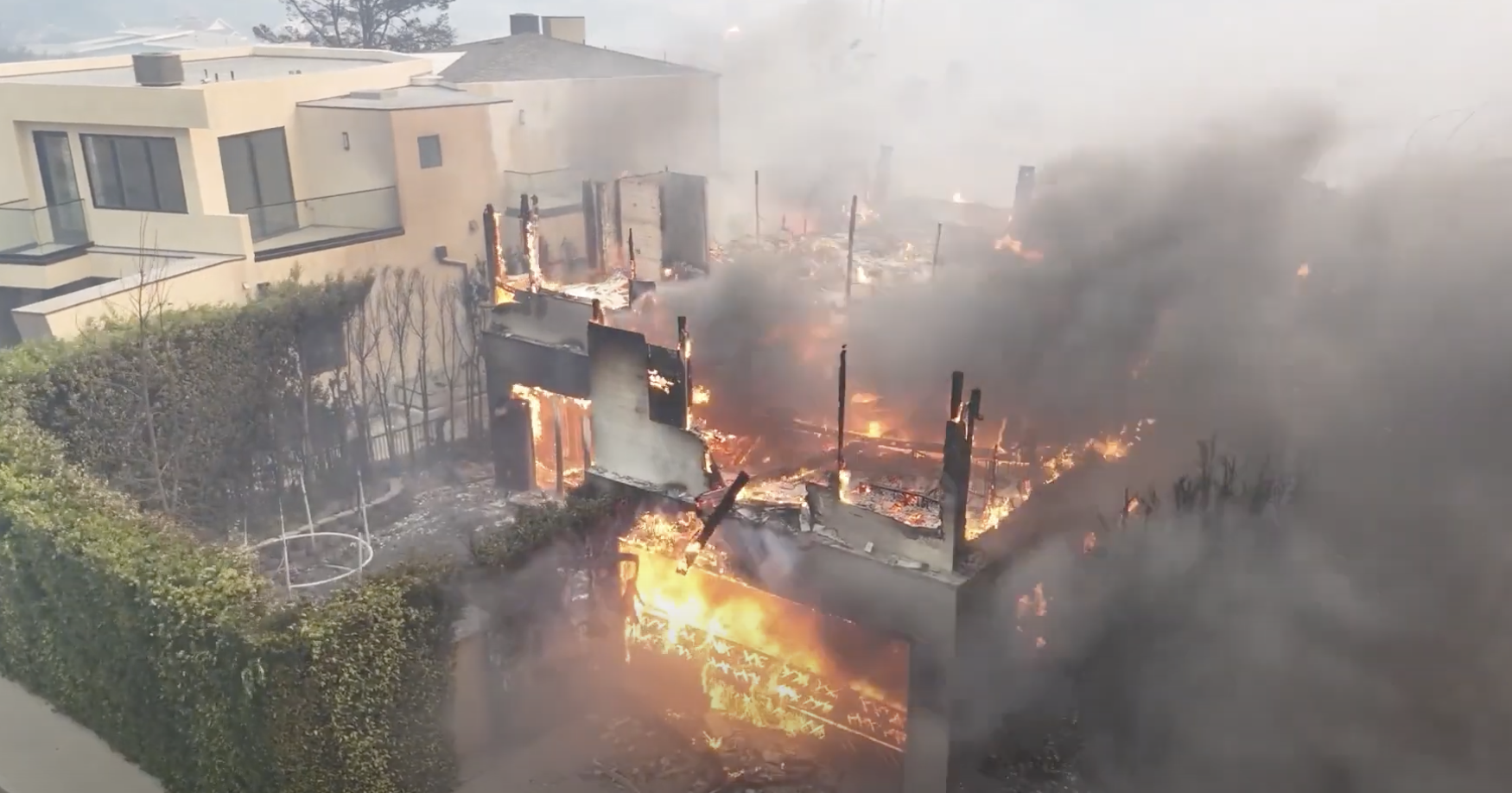 La maison de Leighton Meester et Adam Brody à Los Angeles a tragiquement brûlé, comme le montre une vidéo datée du 9 janvier 2025 | Source : YouTube/@pagesix