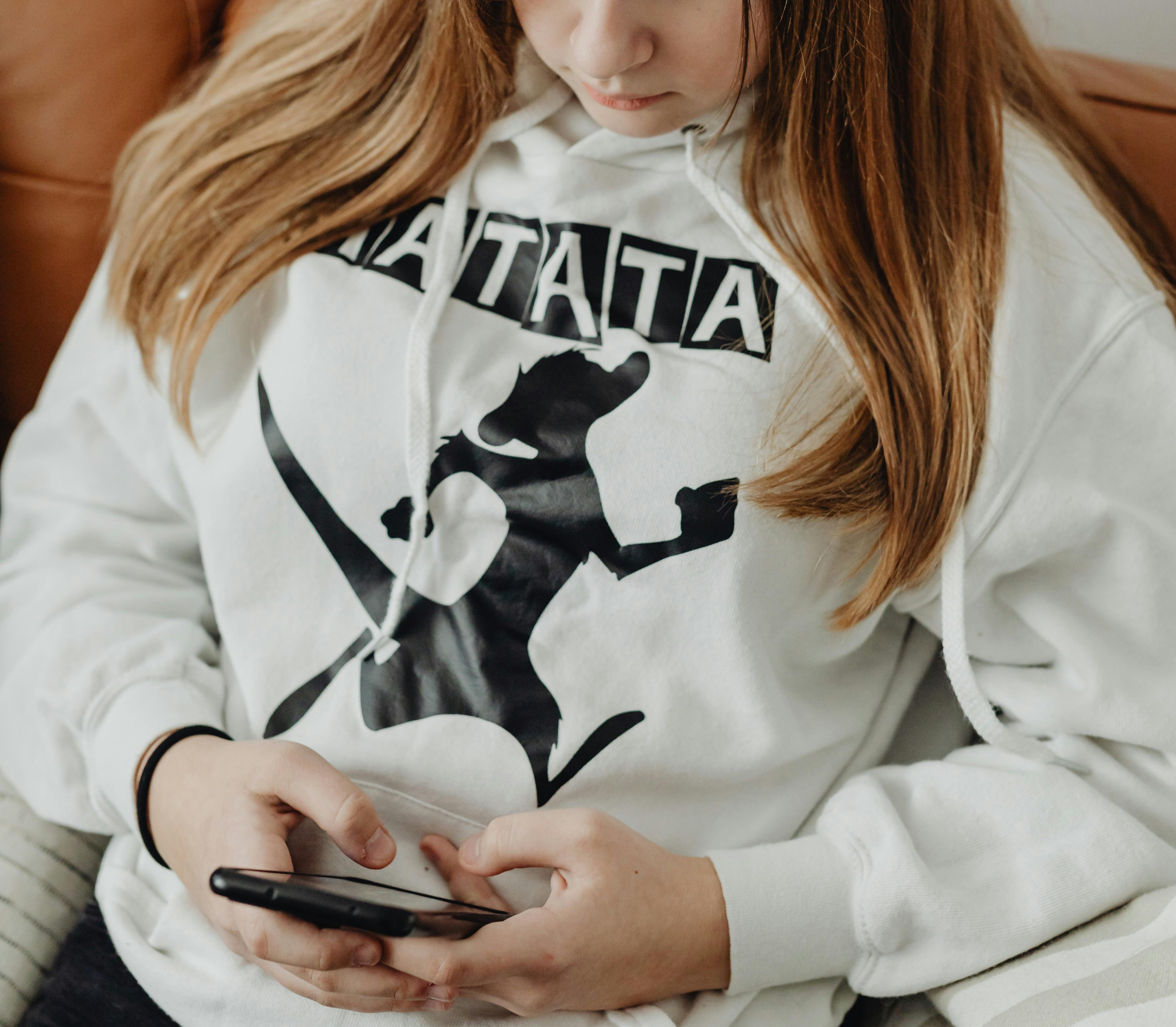Une fille utilisant son téléphone | Source : Pexels