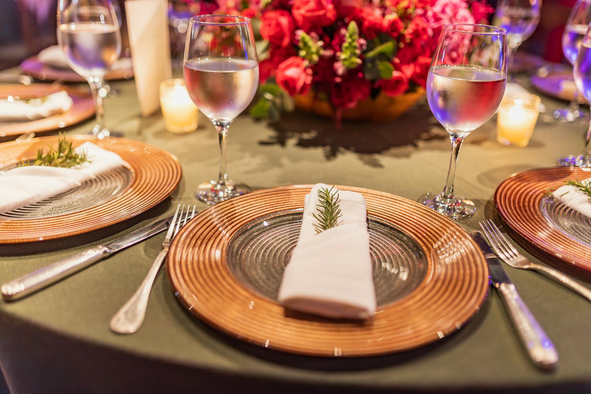 Assiettes sur une table | Source : Pexels