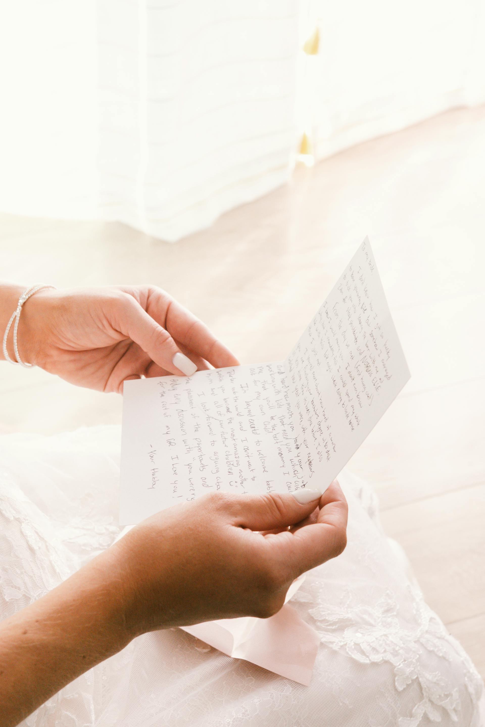 Gros plan sur une femme lisant une lettre | Source : Pexels