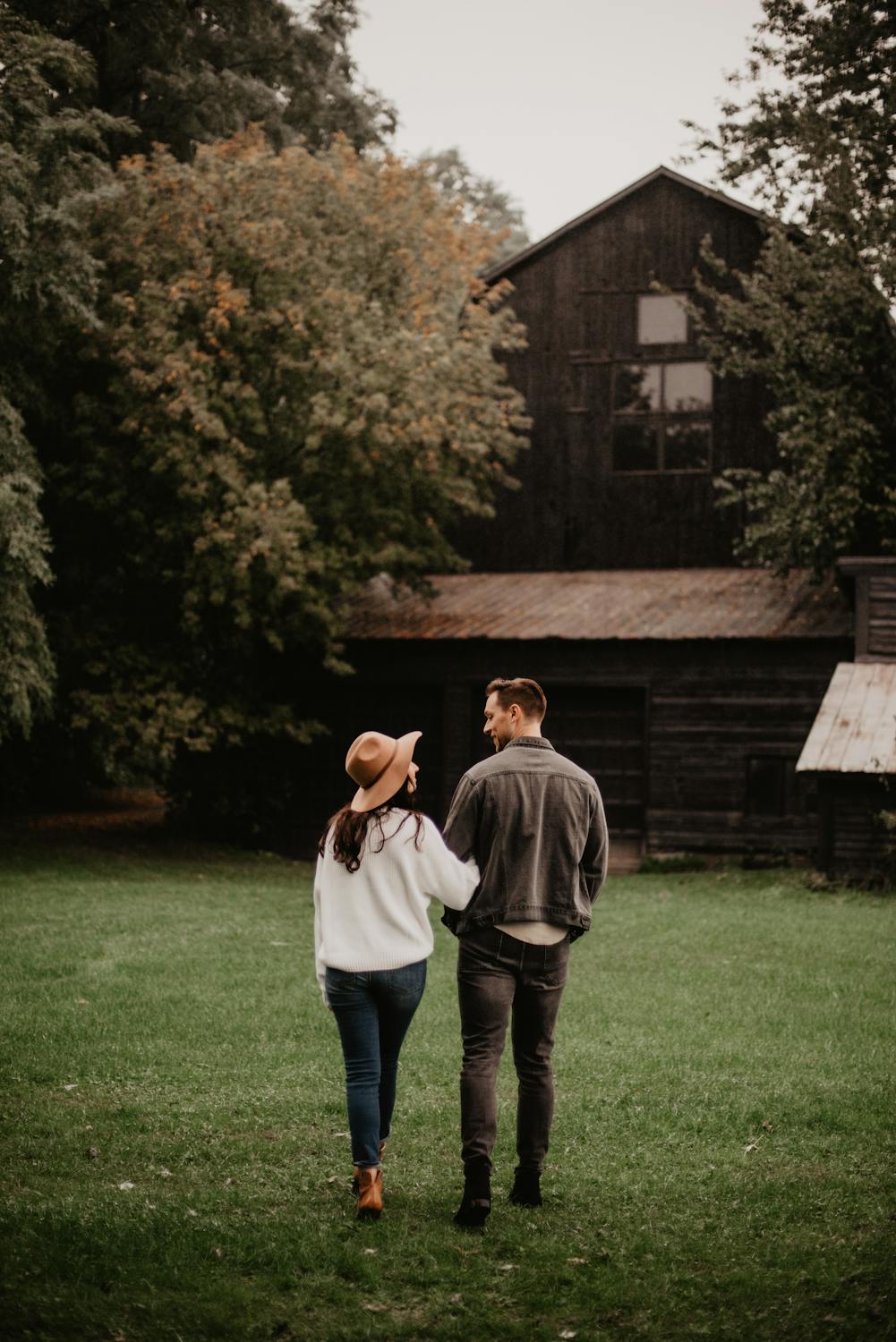 A happy couple in front of their house | Source: Pexels