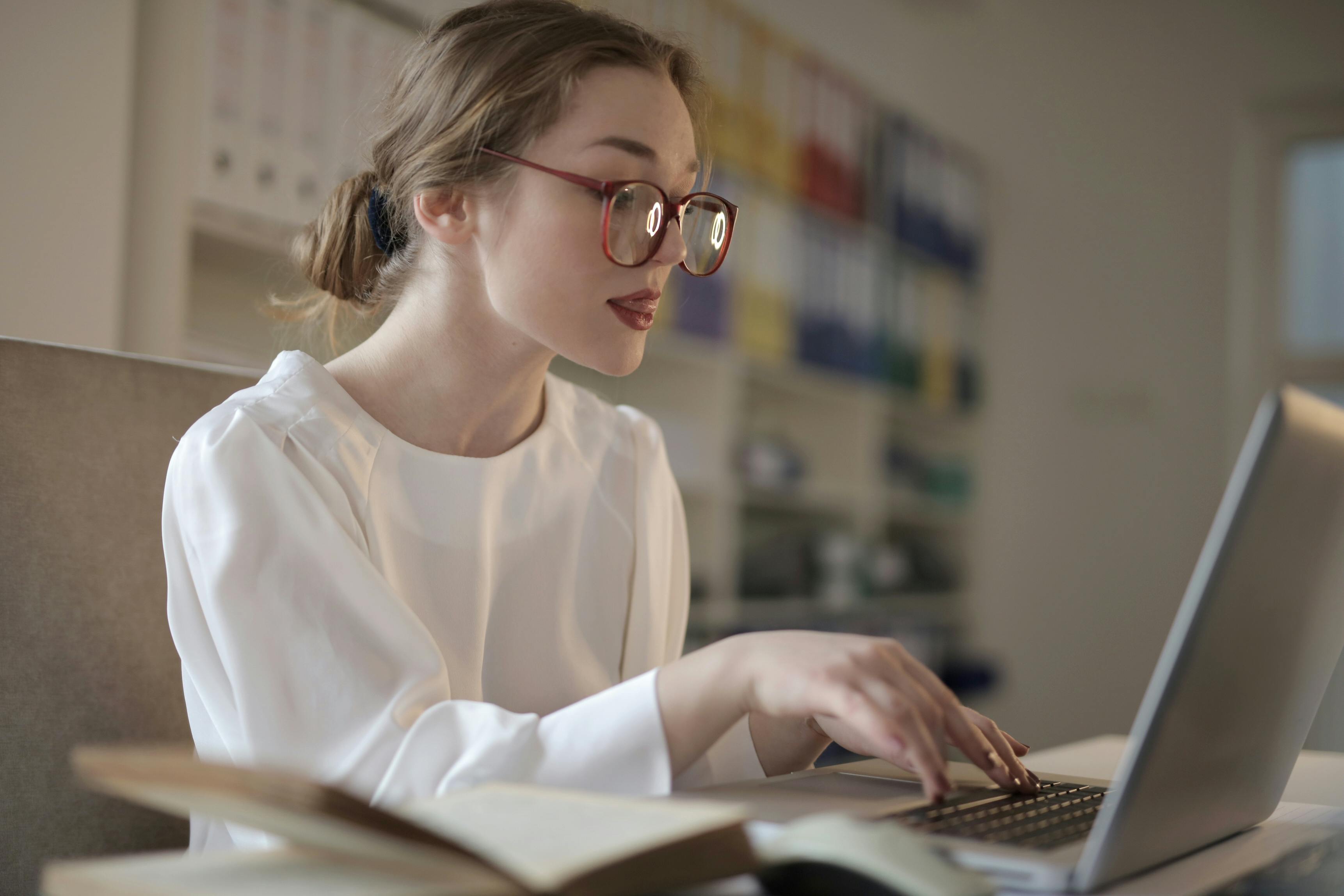 Une femme utilisant un ordinateur portable | Source : Pexels