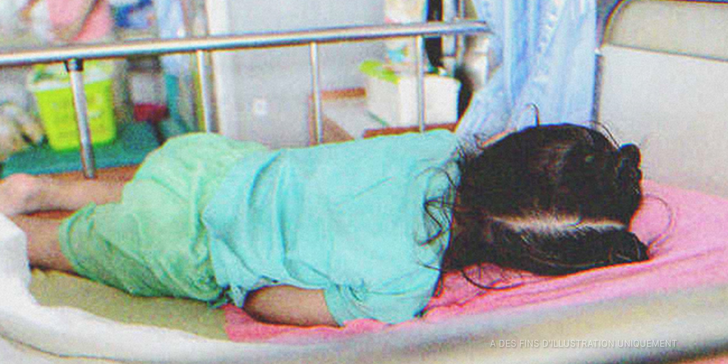 Une fillette couchée sur un lit d'hôpital. | Source : Shutterstock