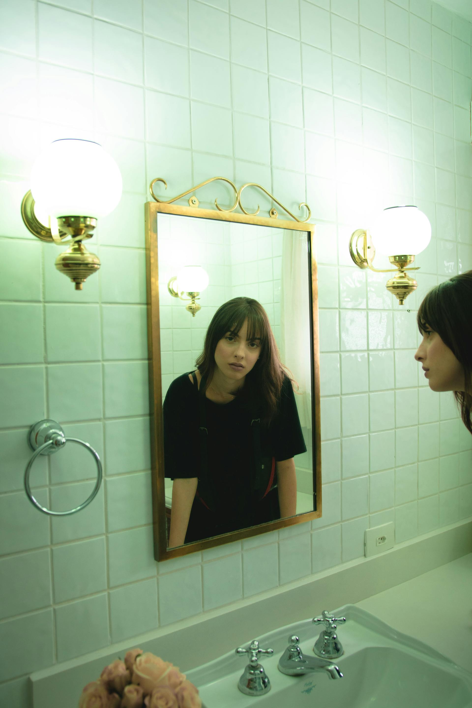 Une femme déprimée qui se regarde dans un miroir | Source : Pexels