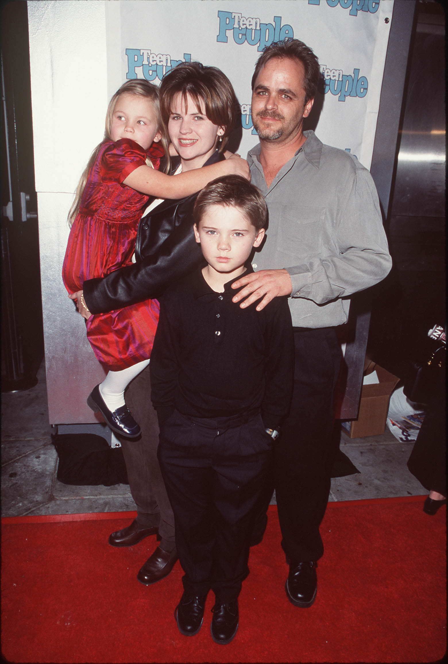 Jake Lloyd avec sa famille à Los Angeles, Californie, le 6 janvier 1999 | Source : Getty Images