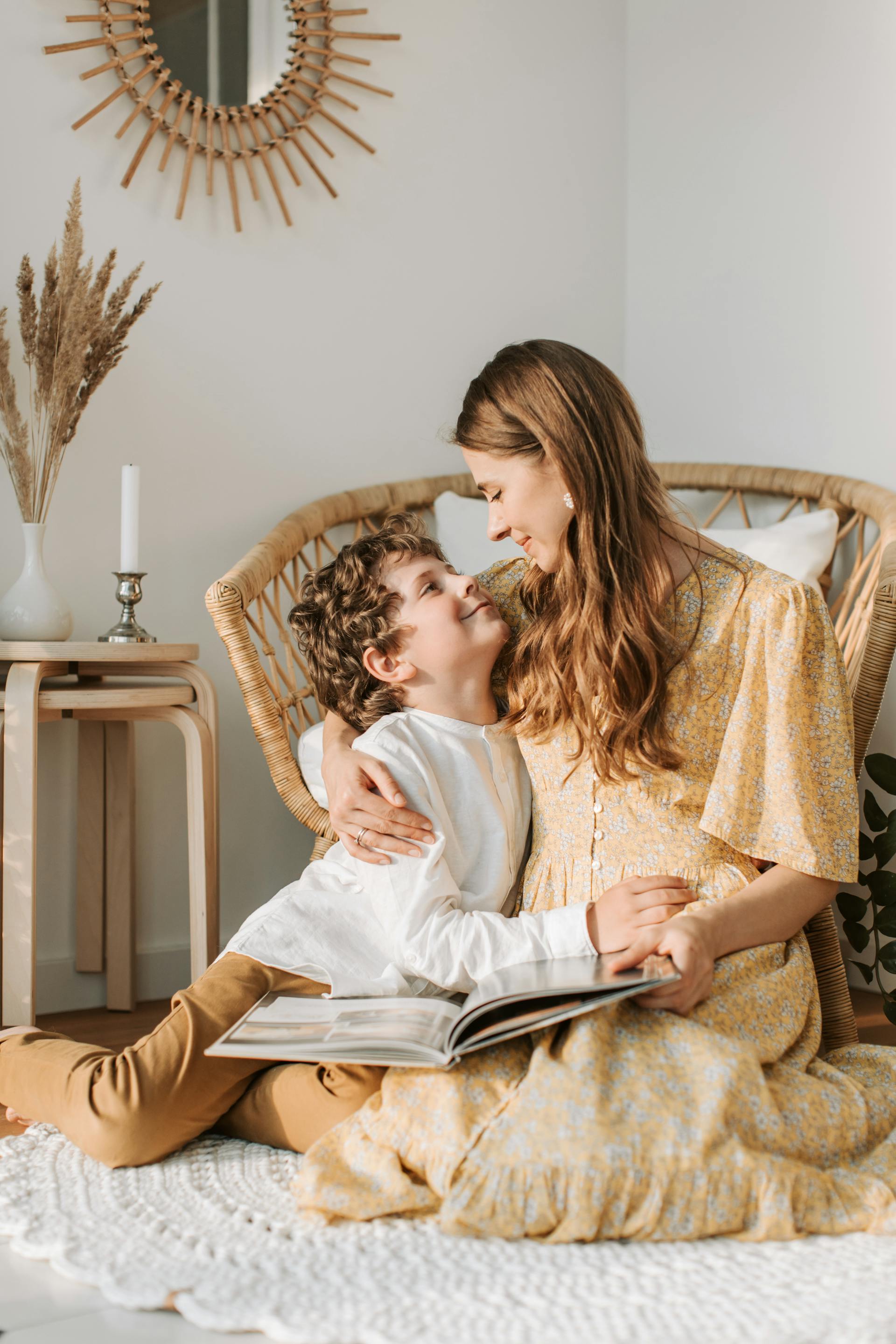 Une femme serrant son fils dans ses bras | Source : Pexels