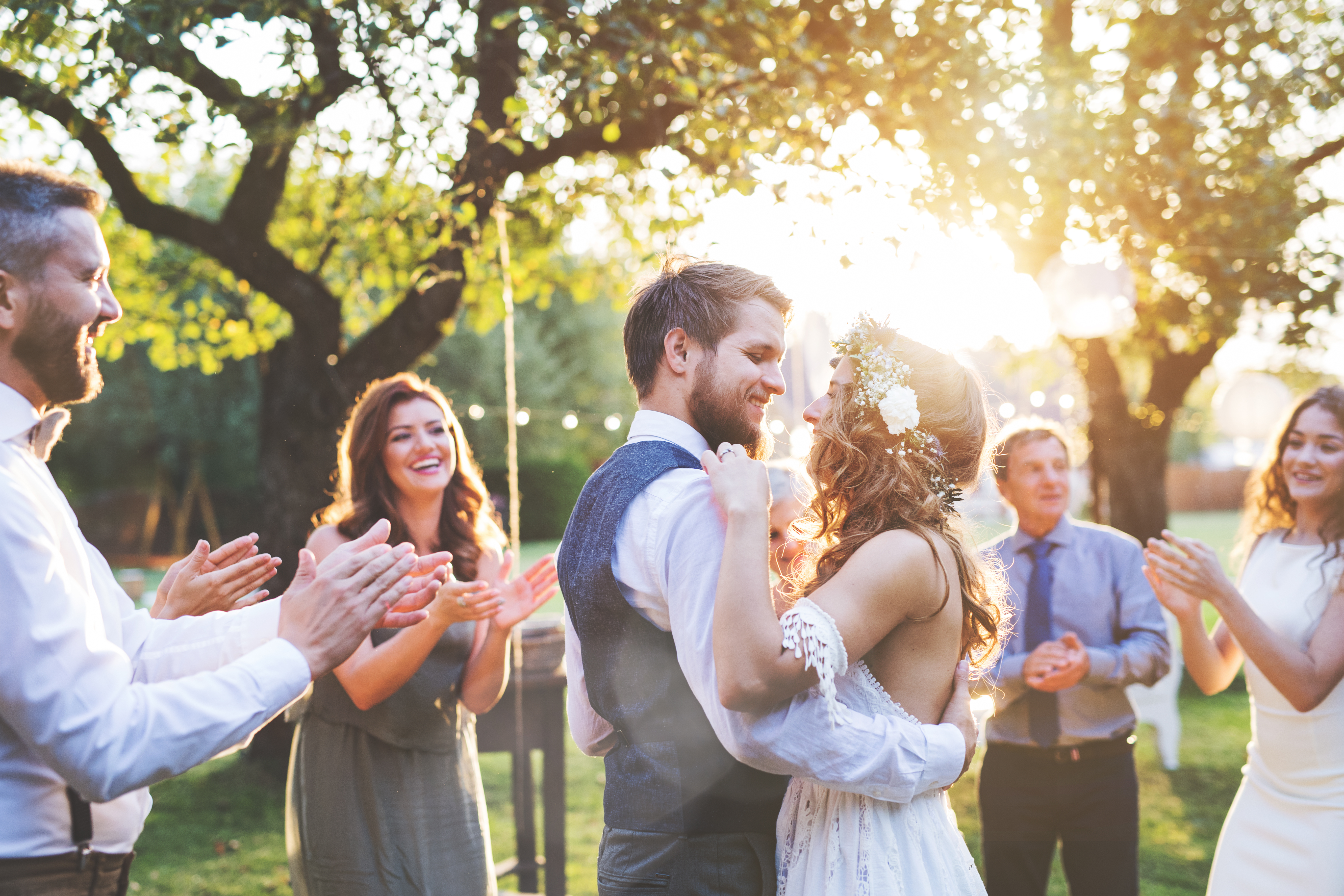 Un couple heureux entouré de leurs proches. | Source : Shutterstock