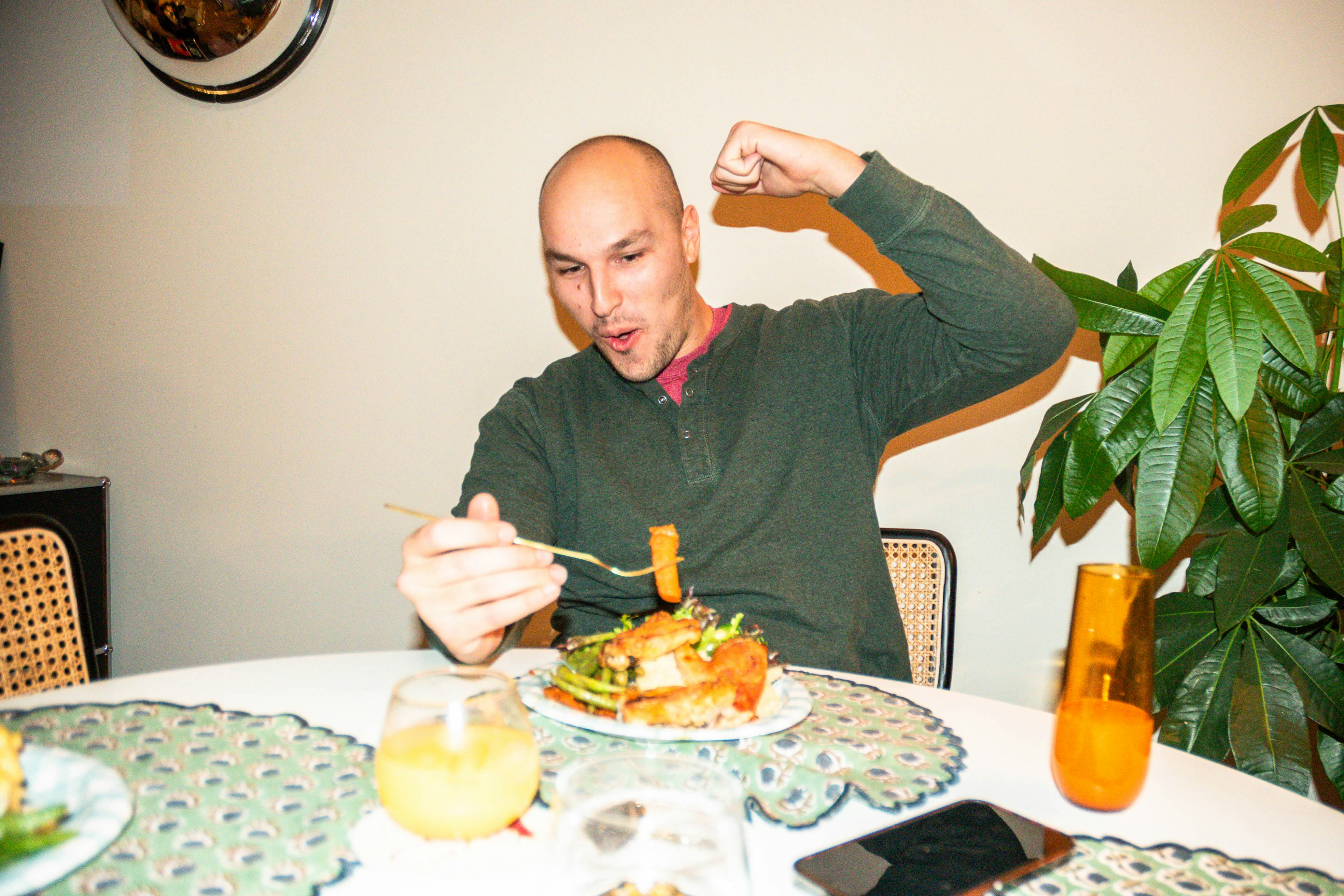 Un homme en plein repas | Source : Unsplash