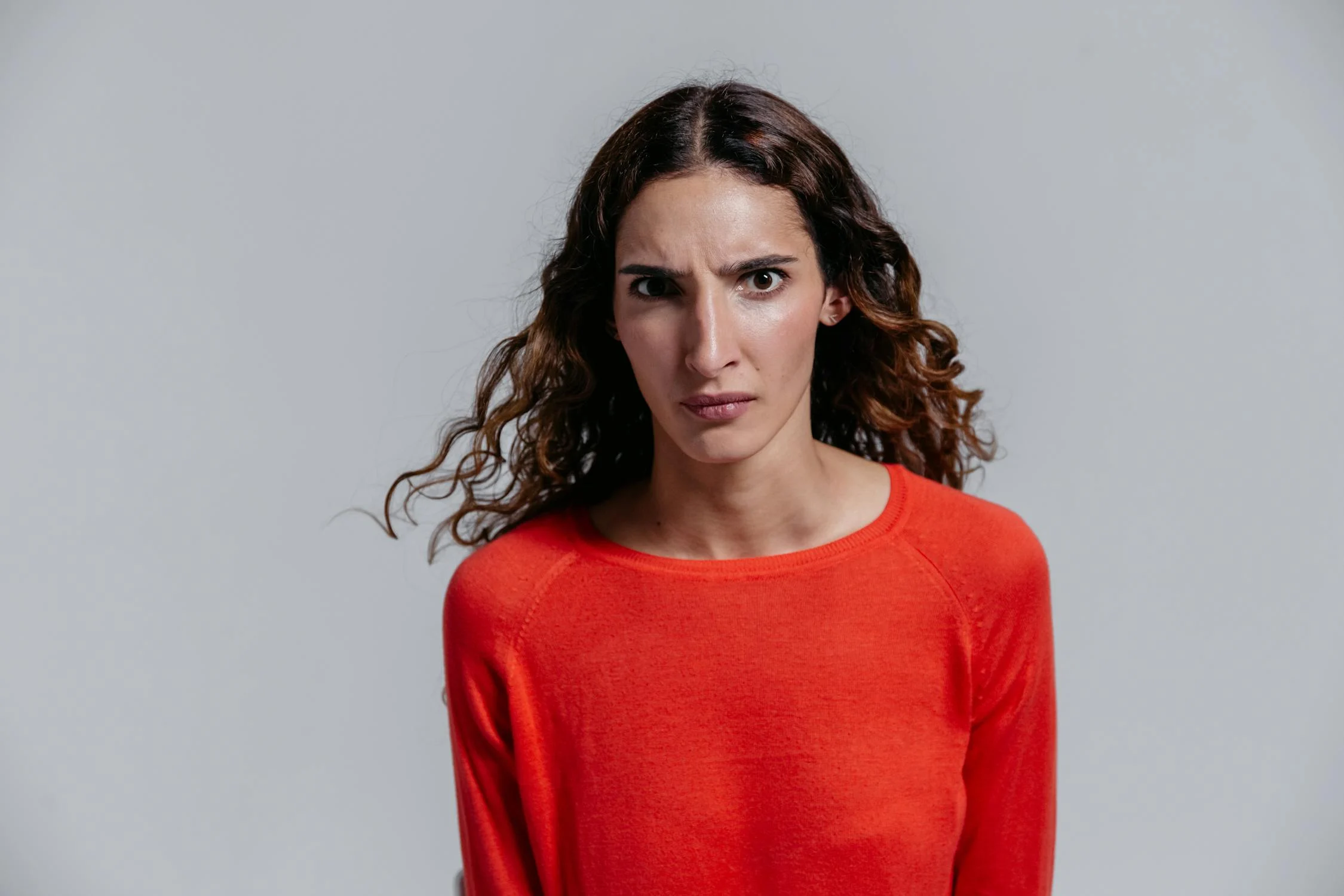 Une femme en colère qui regarde la caméra | Source : Pexels