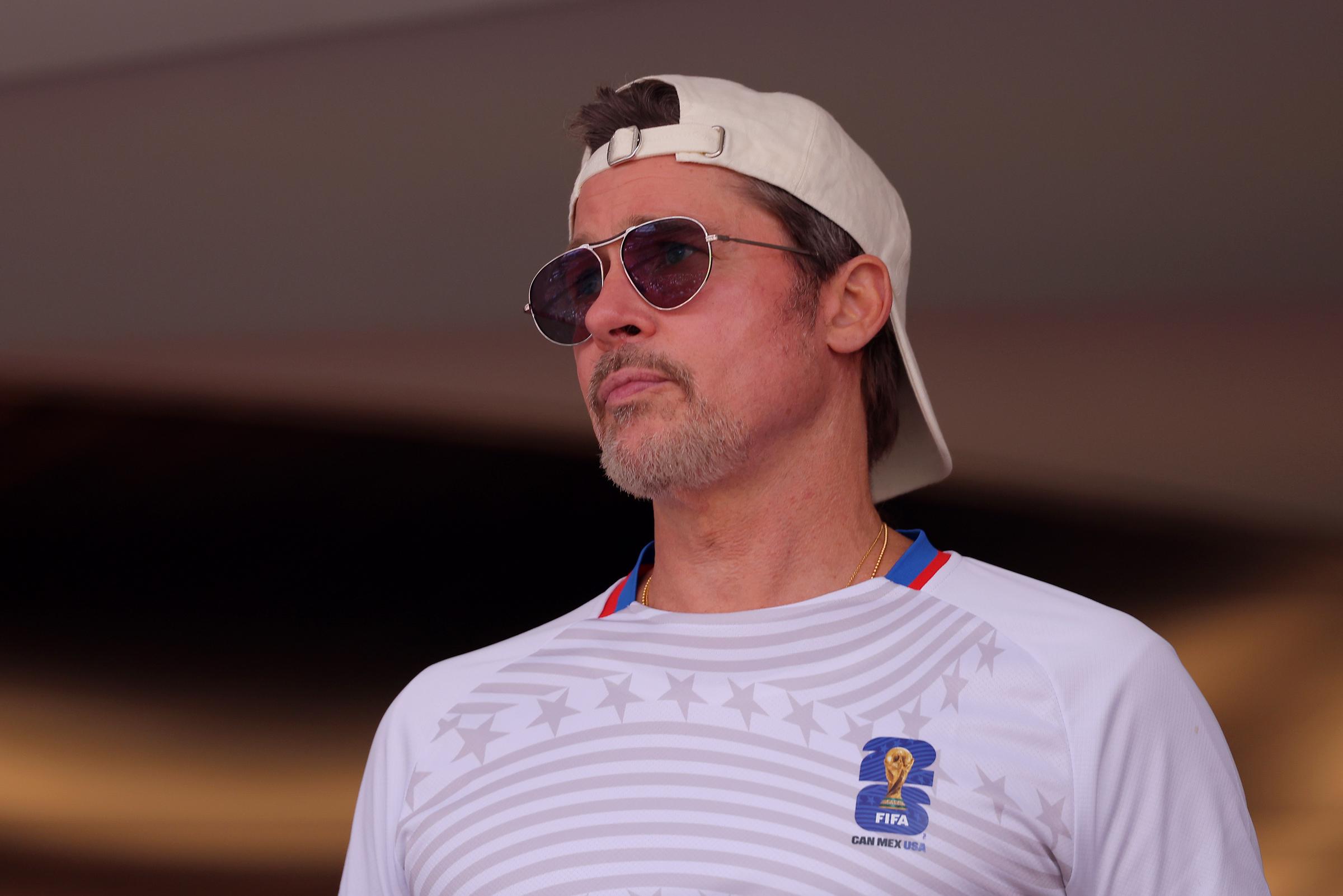 Brad Pitt, photographié lors d'une apparition publique en juillet 2026, arborant un look décontracté et un t-shirt à l'effigie de la FIFA, alors qu'il se retrouvait sous les feux de la rampe au cours d'une année bien remplie pour l'acteur. | Source : Getty Images