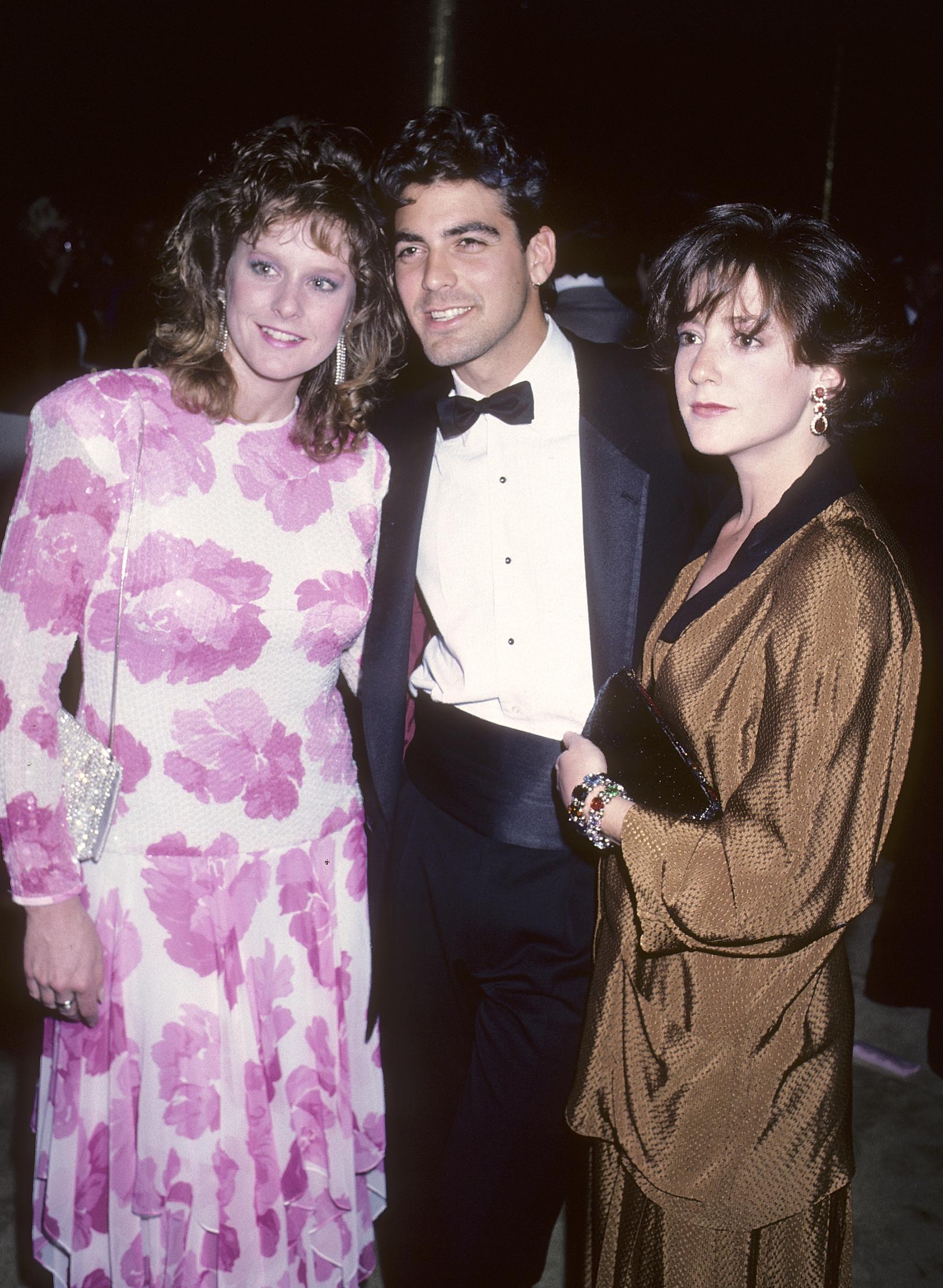 George Clooney et Talia Balsam assistent au premier hommage annuel des chanteurs à l'auteur-compositeur avec un ami le 7 avril 1986 | Source : Getty Images