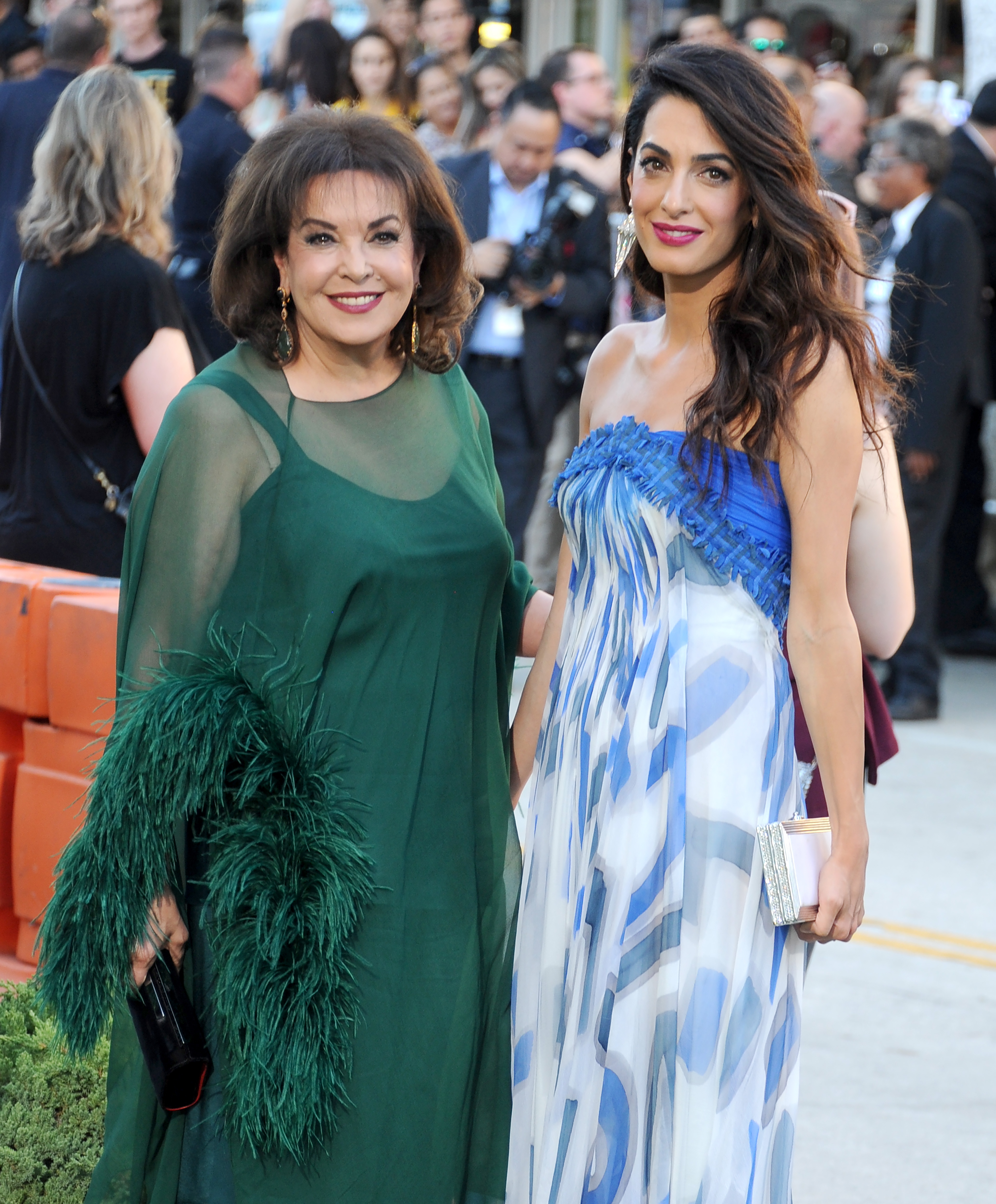 Amal Clooney et Baria Alamuddin arrivent à la première de "Suburbicon" à Westwood, en Californie, le 22 octobre 2017. | Source : Getty Images