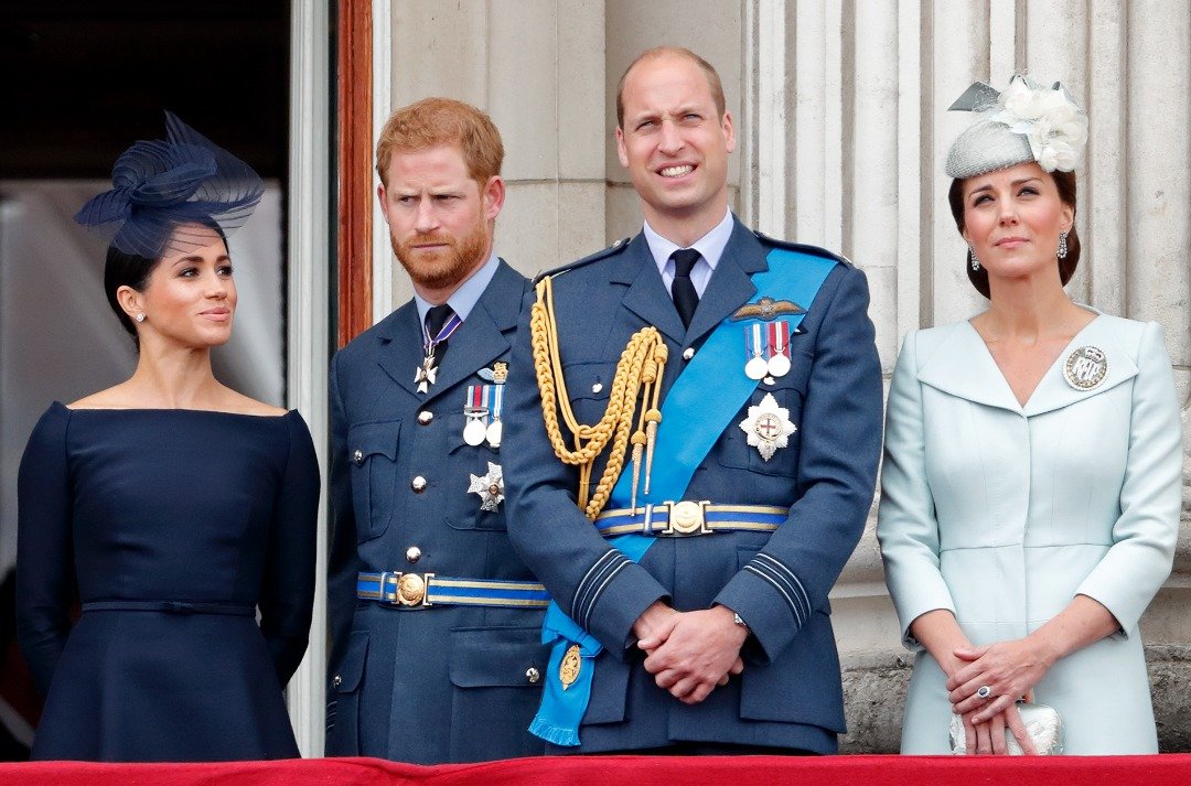 Meghan, duchesse de Sussex, le prince Harry, duc de Sussex, le prince William, duc de Cambridge et Catherine, duchesse de Cambridge regardent un défilé aérien pour marquer le centenaire de la Royal Air Force depuis le balcon du palais de Buckingham, le 10 juillet 2018 à Londres, en Angleterre | Source : Getty Images