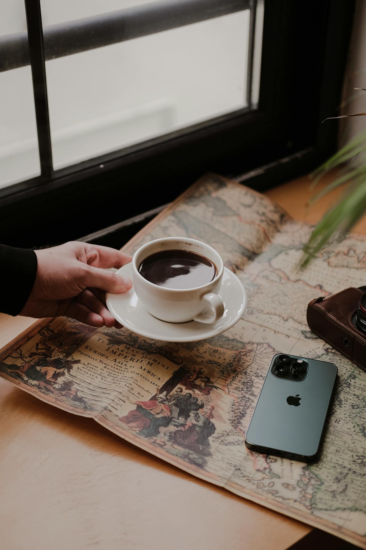 Gros plan sur un homme tenant une tasse de café | Source : Pexels