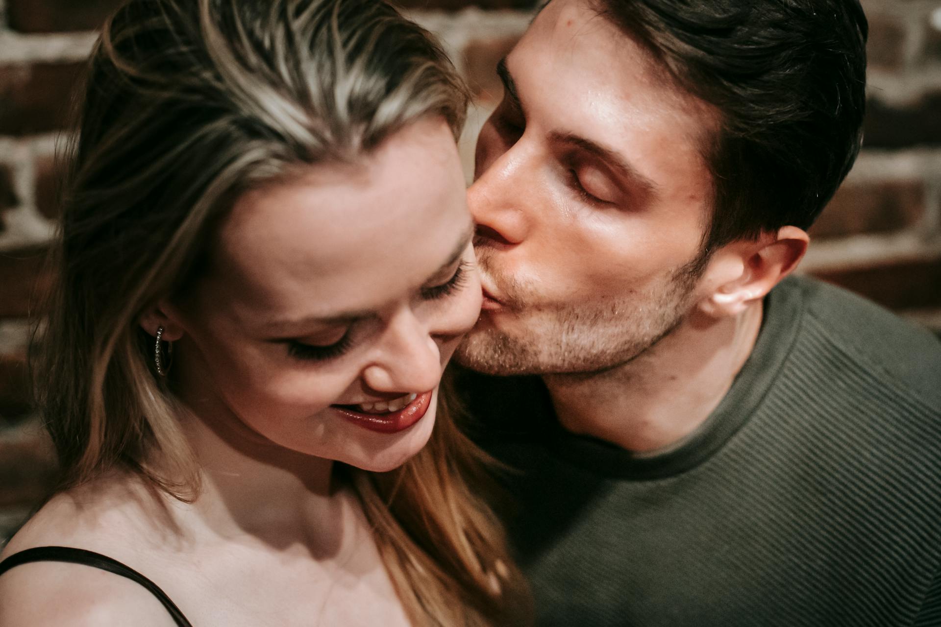 Un homme embrassant sa petite amie sur la joue | Source : Pexels