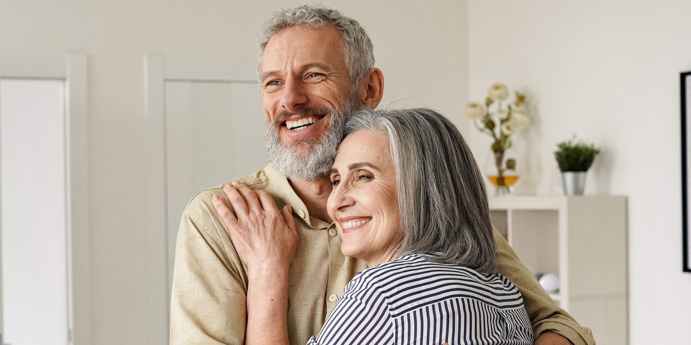 Un couple de seniors excité et joyeux | Source : Shutterstock