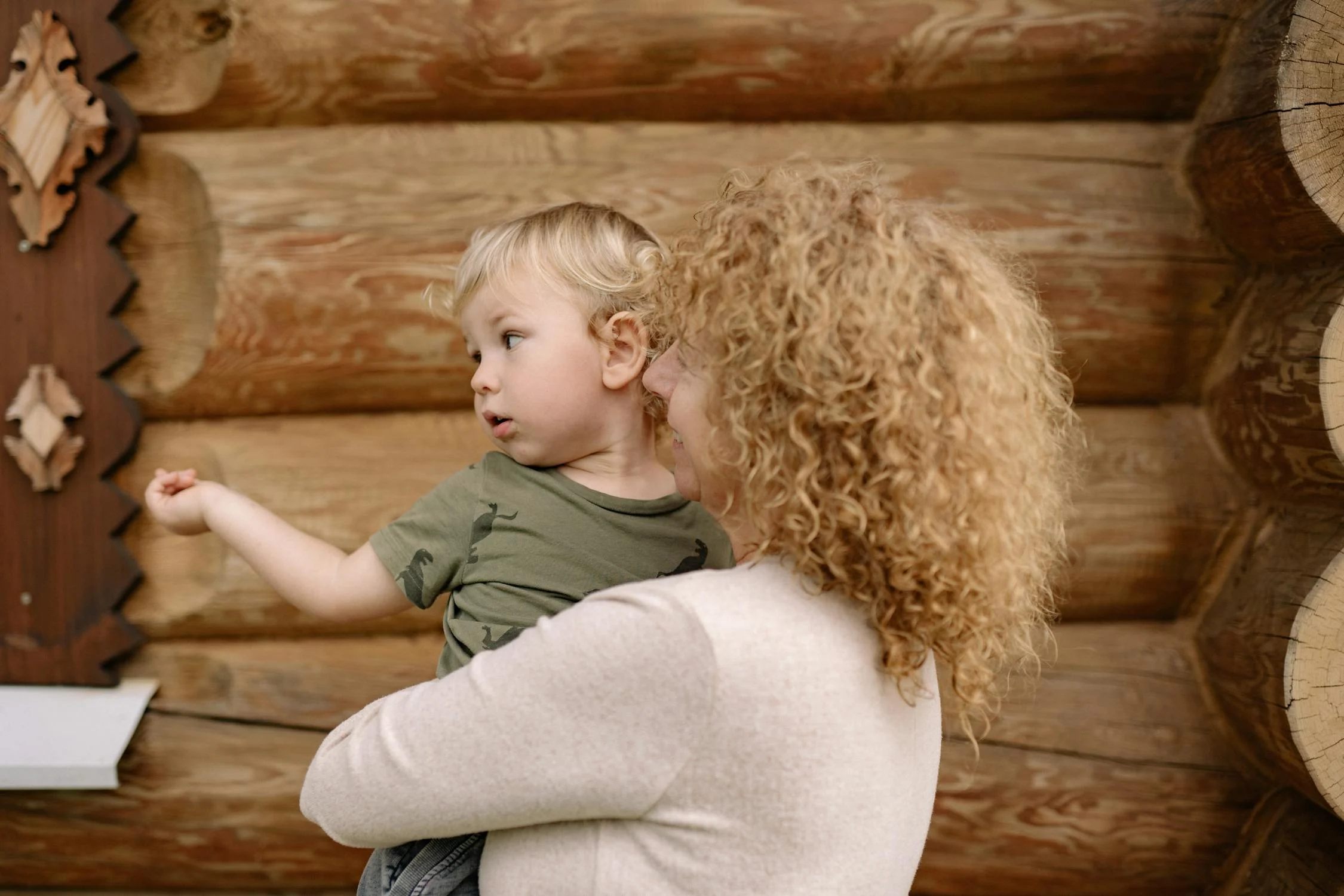 Une grand-mère tenant un enfant en bas âge | Source : Pexels