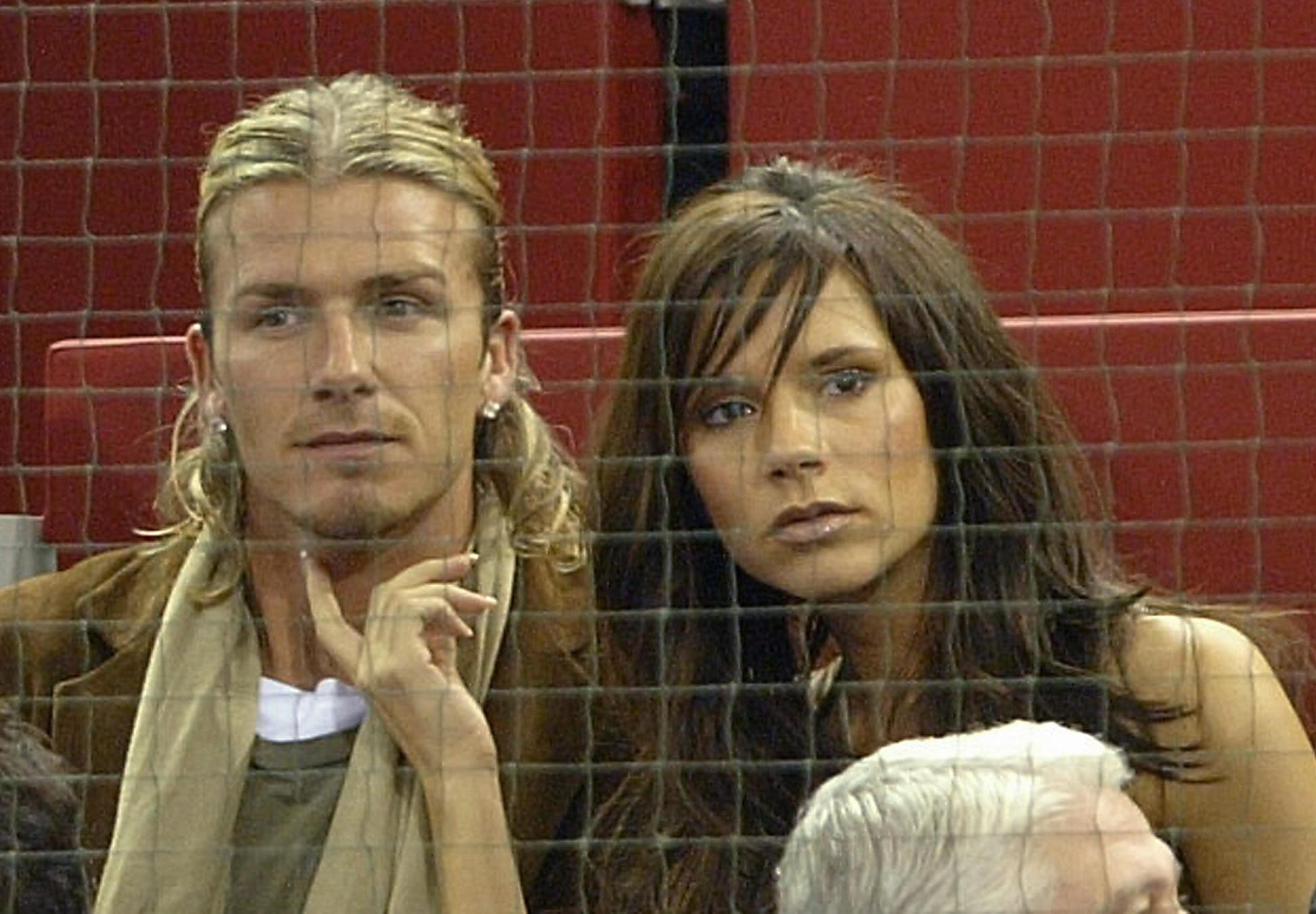 David Beckham et Victoria Beckham regardent le match des Masters Series entre l'Espagnol Juan Carlos Ferrero et le Sud-Africain Wayne Ferreira à Madrid le 15 octobre 2003 | Source : Getty Images