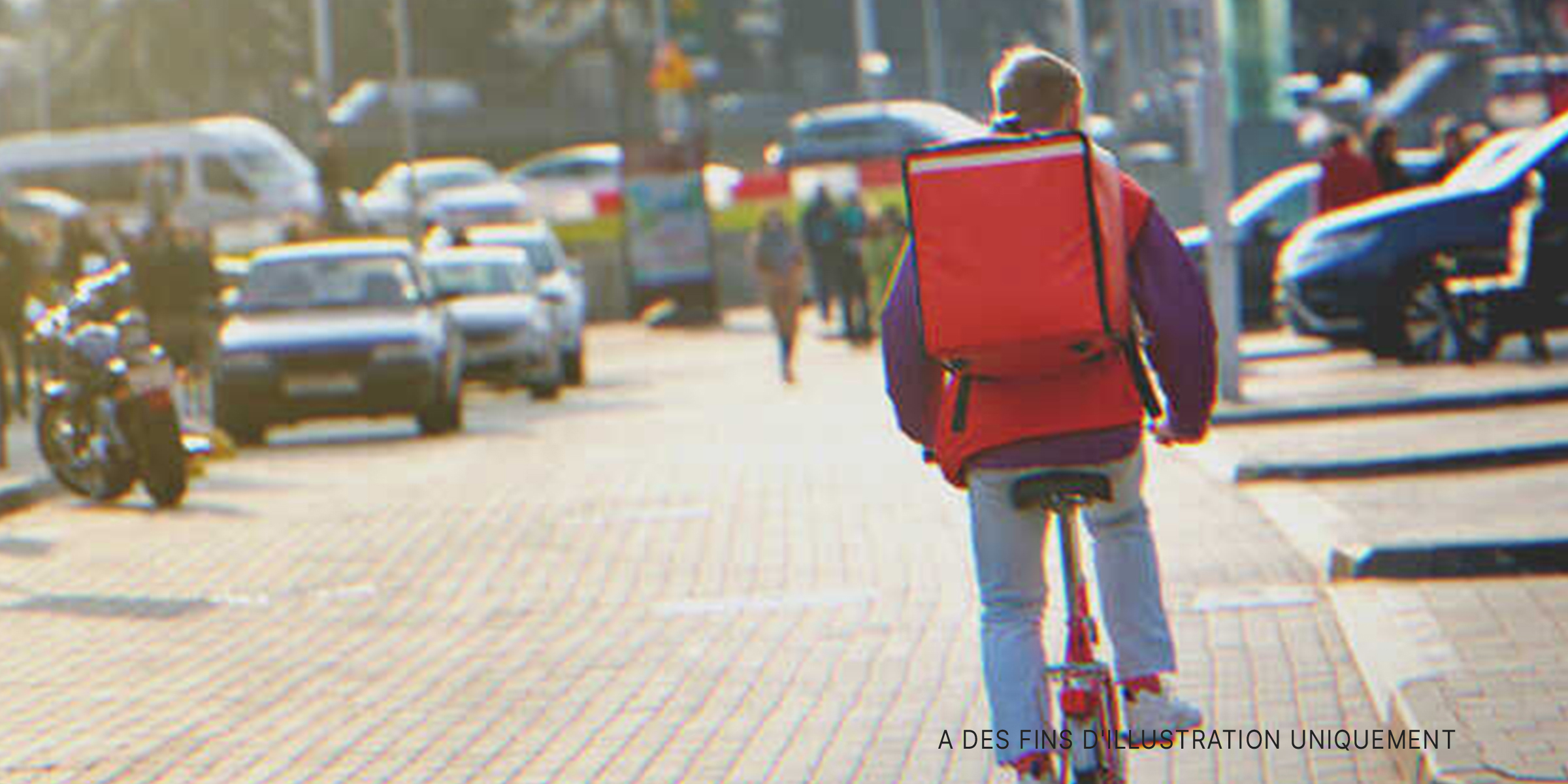 Un livreur sur un vélo | Source : Shutterstock