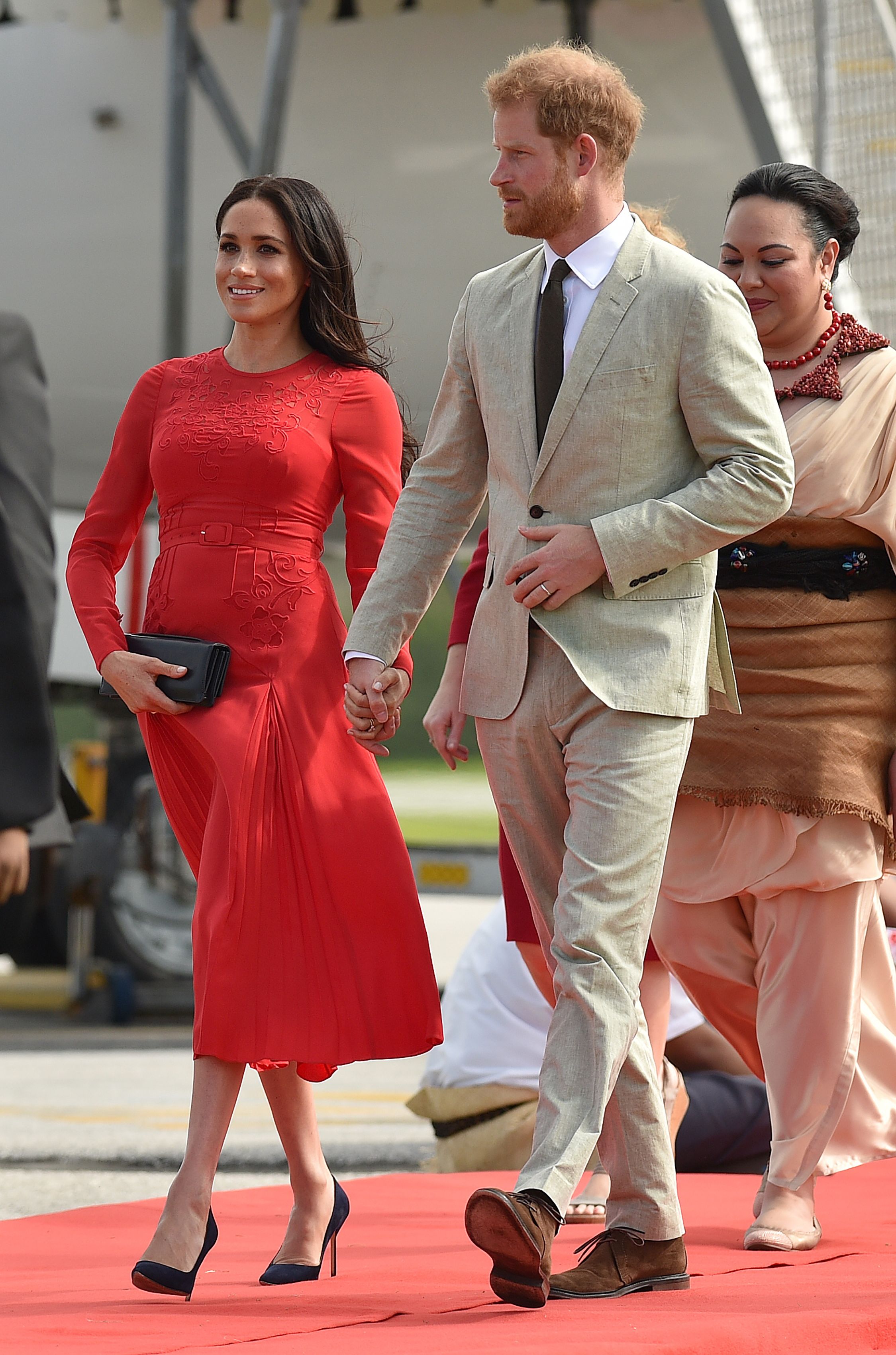 Le prince britannique Harry et son épouse Meghan, duchesse de Sussex, arrivent à l'aéroport de Fua'amotu à Tonga le 25 octobre 2018 | Source : Getty Images