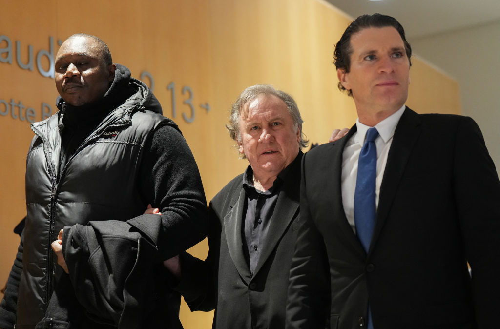 L'acteur français Gérard Depardieu (au centre) retourne dans la salle d'audience avec son avocat Jérémie Assous (à droite) après une pause pendant son procès, dans lequel il est accusé d'avoir agressé sexuellement deux femmes lors d'un tournage en 2021, au tribunal correctionnel de Paris, le 26 mars 2025 I Source : Getty Images