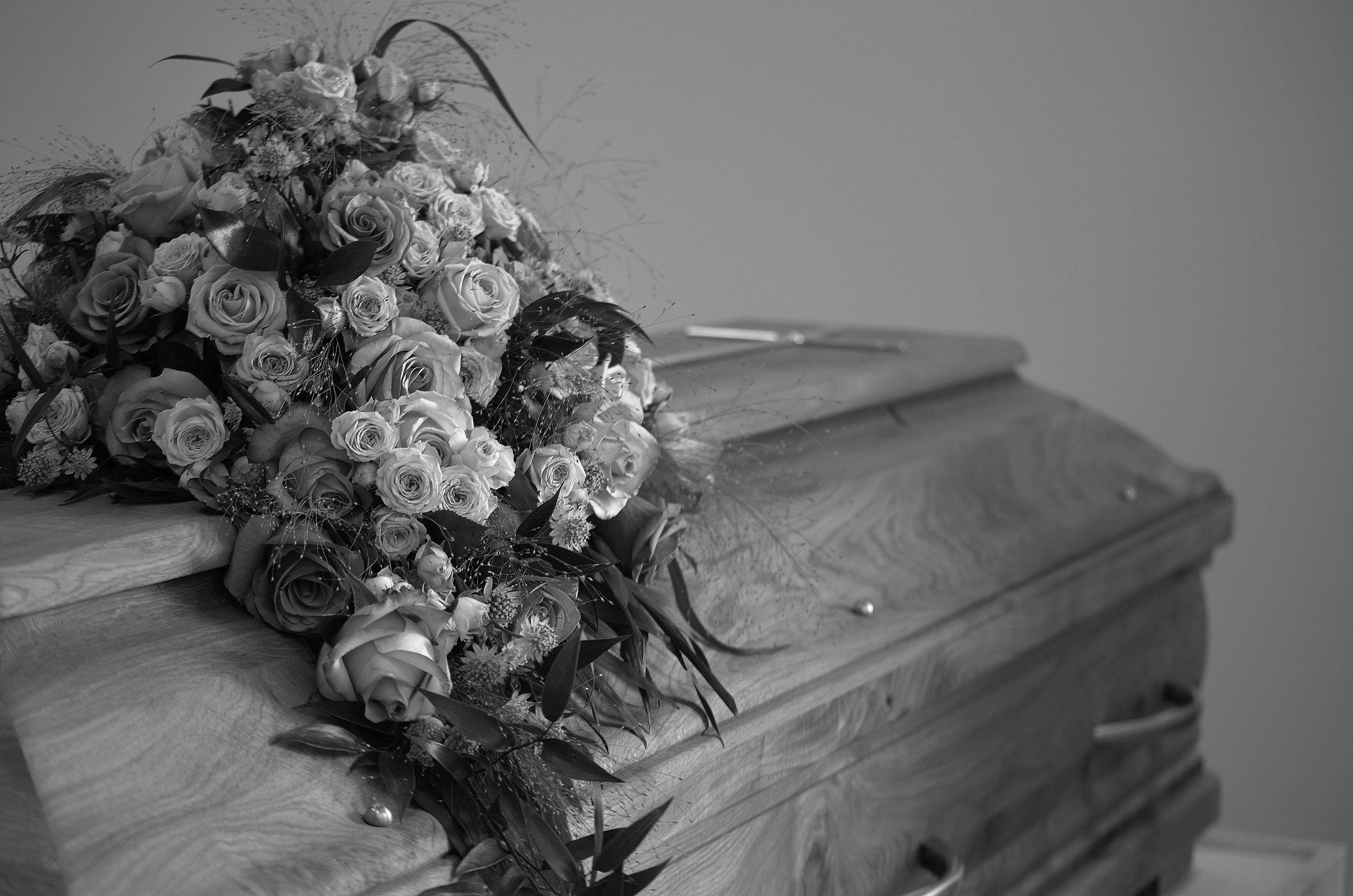 Une photo en noir et blanc d'un cercueil | Source : Pexels