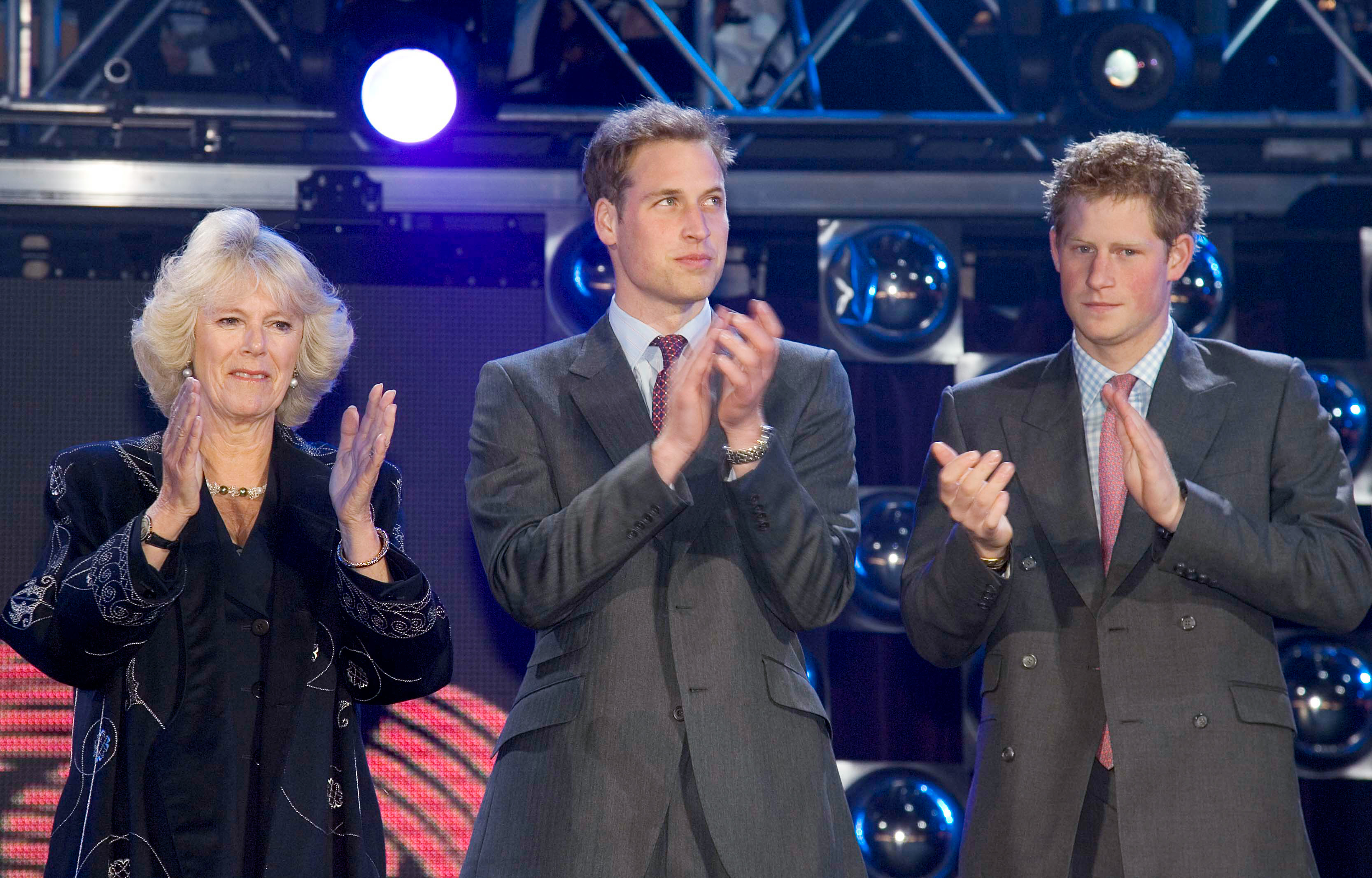 La reine Camilla, le prince William et le prince Harry lors du concert de charité organisé à l'occasion du 30e anniversaire du Prince's Trust à Londres, en Angleterre, en 2006. | Source : Getty Images