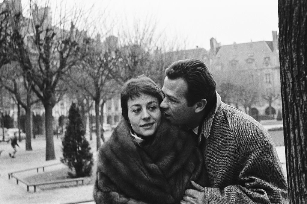 Renato SALVATORI embrassant Annie GIRARDOT, place des Vosges à Paris. | Photo : Getty Images