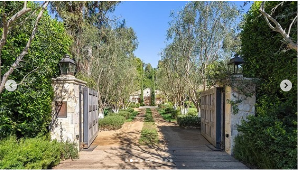 Une photo de la maison de Ben Affleck tirée d'un post daté du 5 août 2024 | Source : Instagram/robbreportrealestate