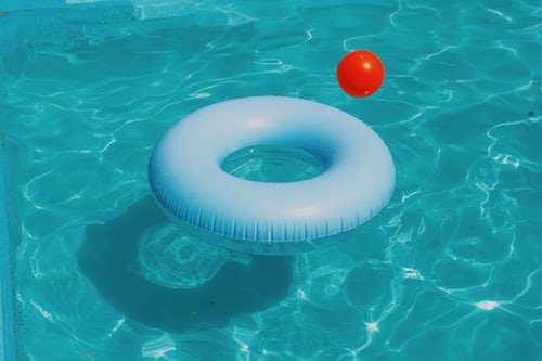 Une photo illustrant une piscine. | Photo : Unsplash