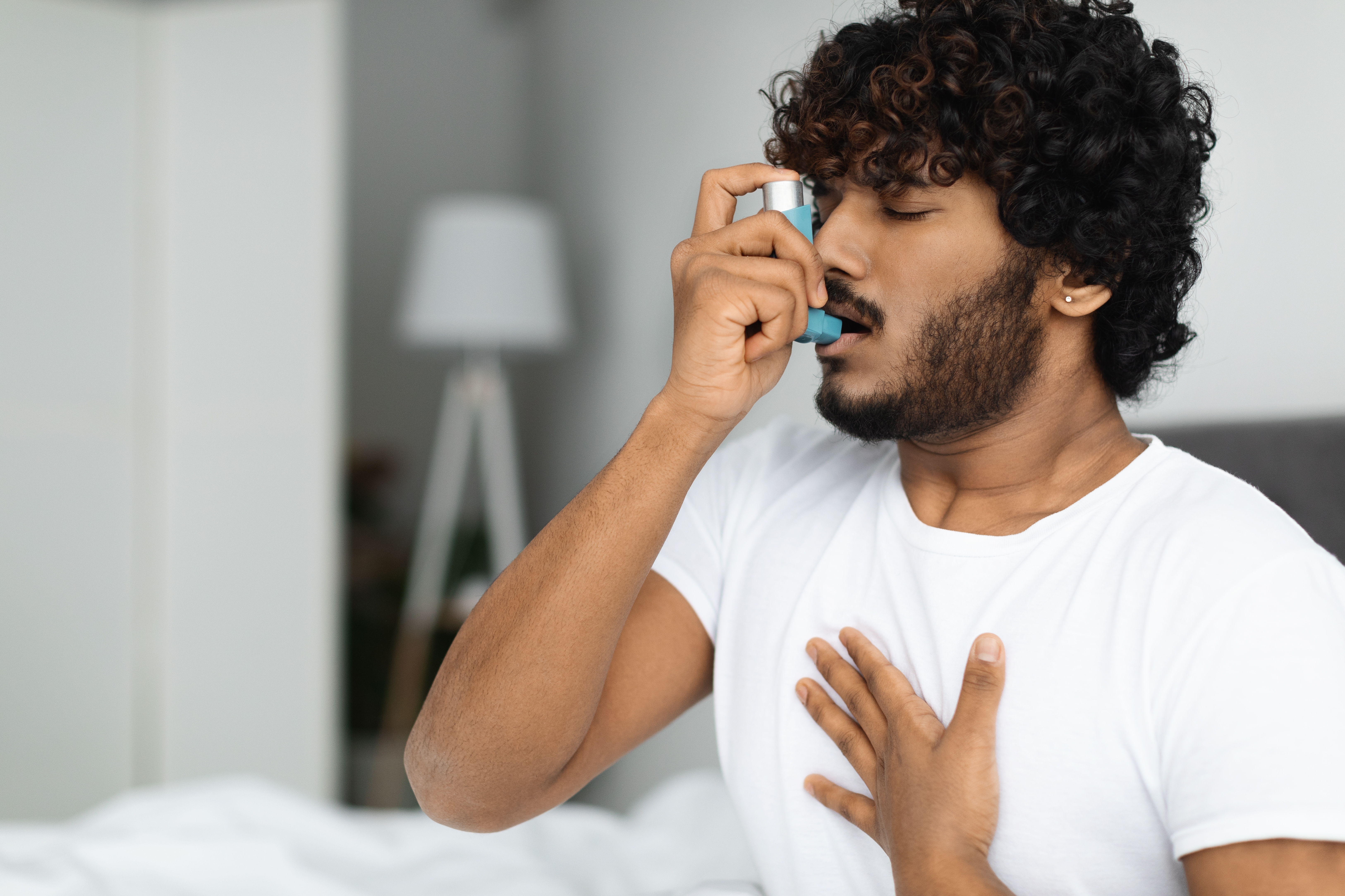 Un homme souffrant d'une crise d'asthme. | Source : Shutterstock