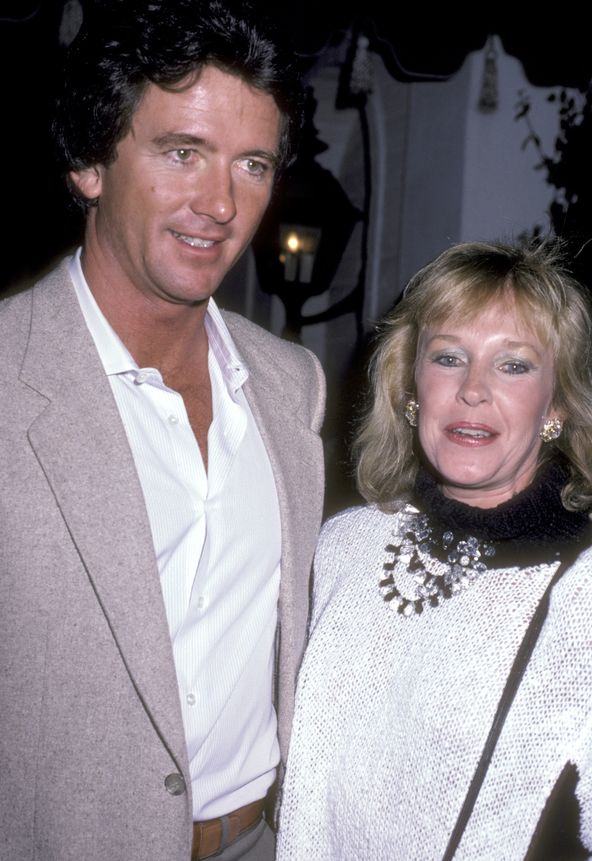 Patrick Duffy et sa femme Carlyn Rosser assistent à une fête pour Glenn Larson le 23 octobre 1985 au restaurant Chasen's à Beverly Hills, Californie | Source : Getty Images