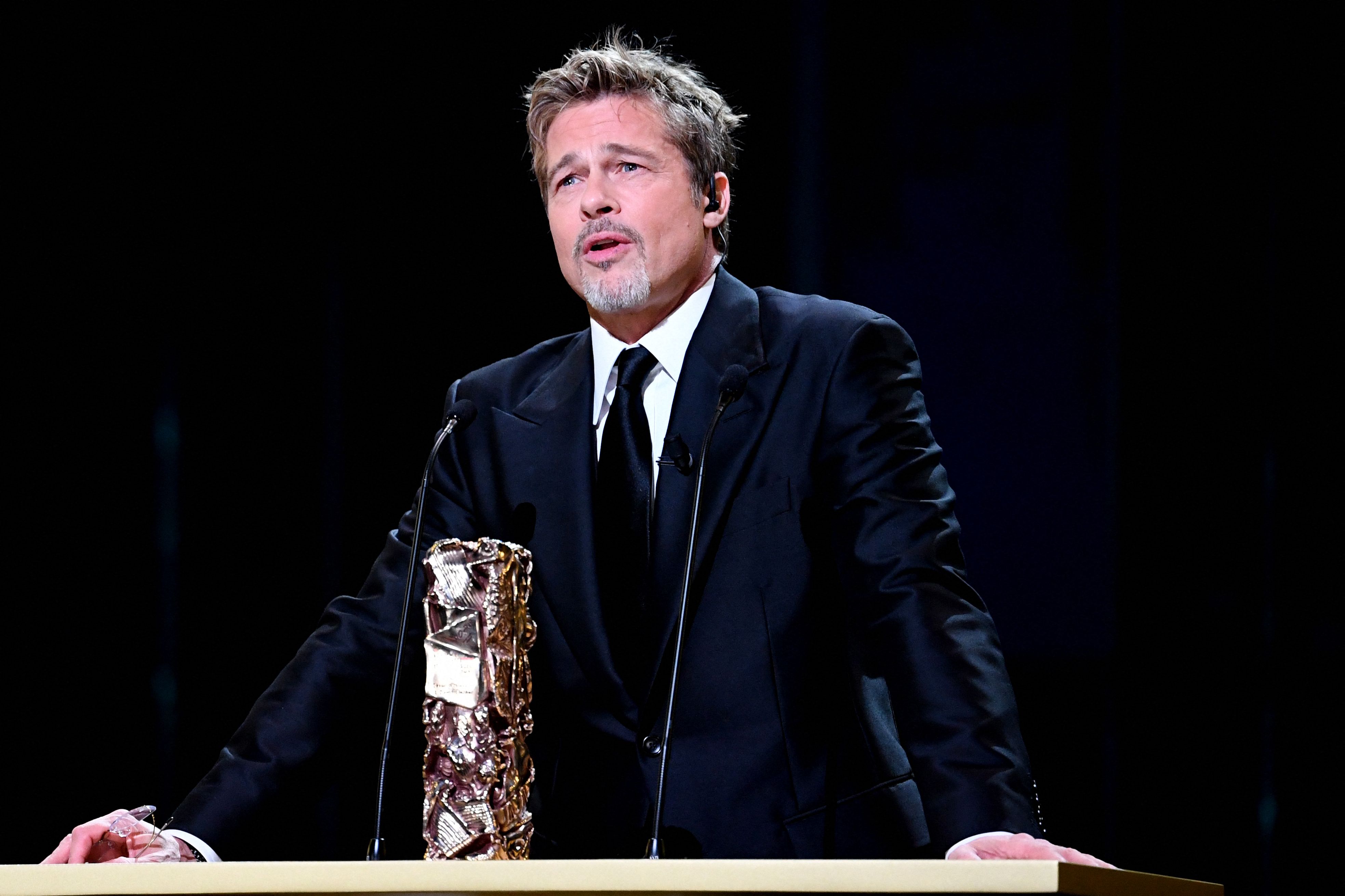 Brad Pitt prenant la parole lors de la 48e édition de la cérémonie des César du cinéma à Paris, en France, le 24 février 2023 | Source : Getty Images