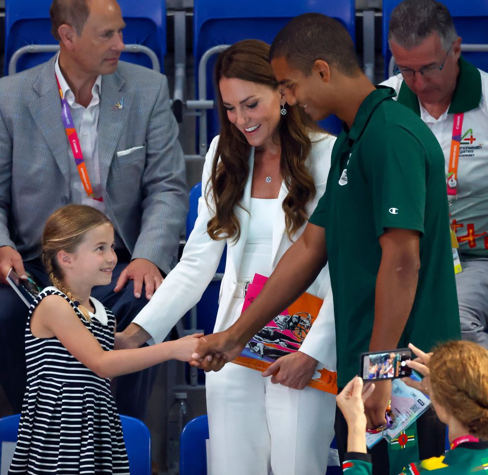 Kate Middleton et la princesse Charlotte serrant la main du nageur Warren Lawrence à Birmingham. | Source : Getty Images