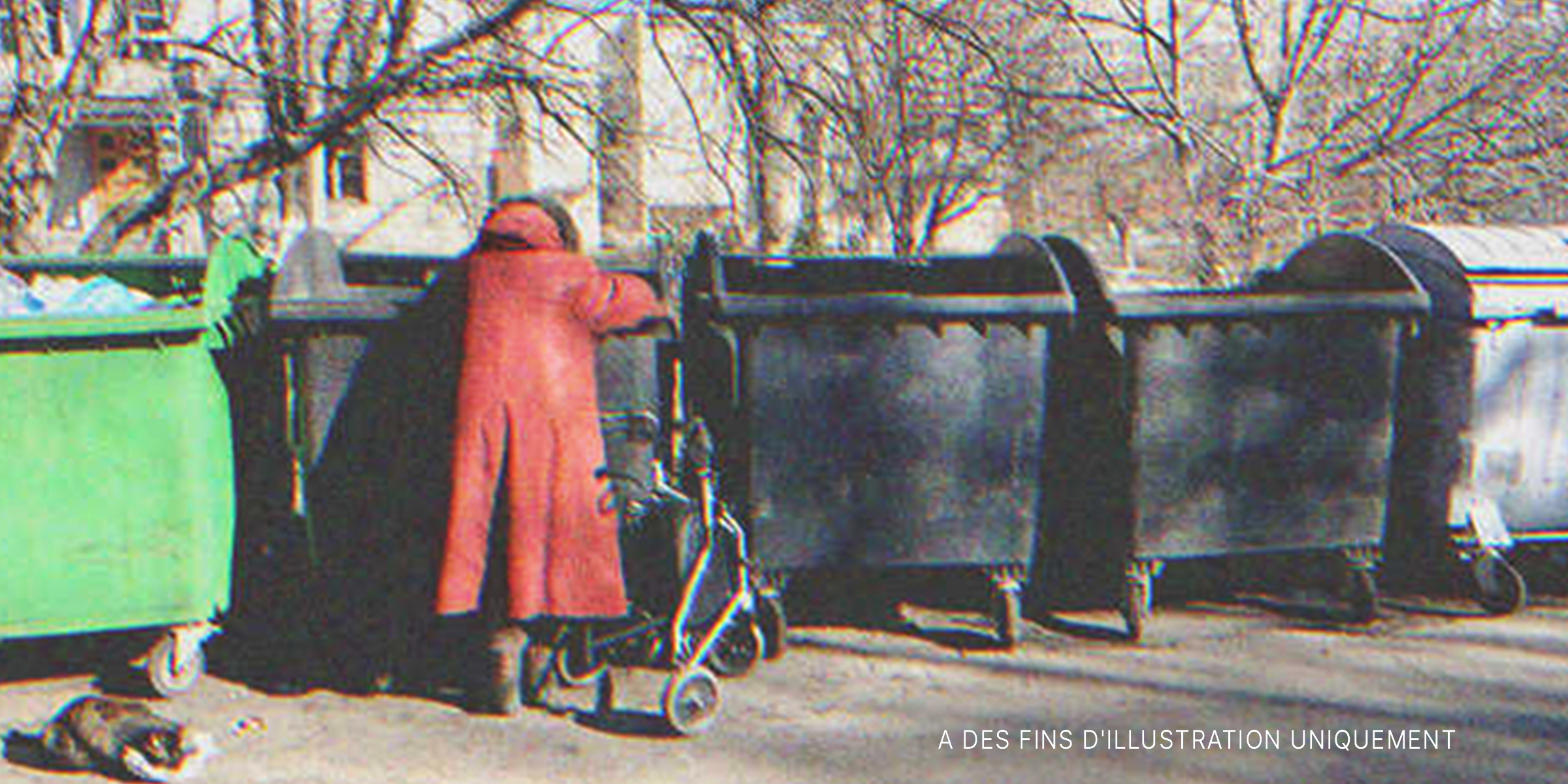 Une femme fouillant les poubelles | Source : Shutterstock