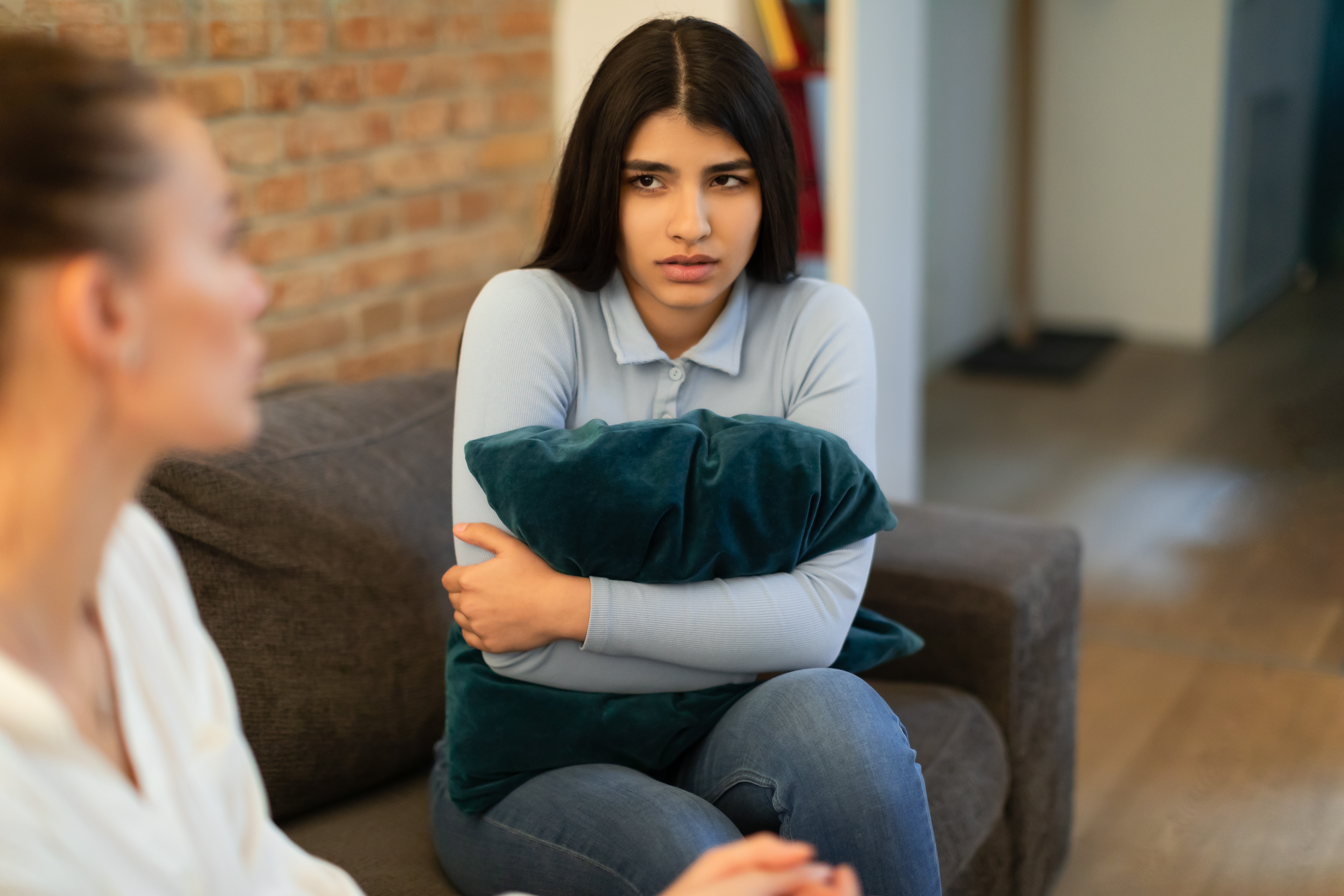 Une femme a une conversation sérieuse avec une adolescente | Source : Shutterstock
