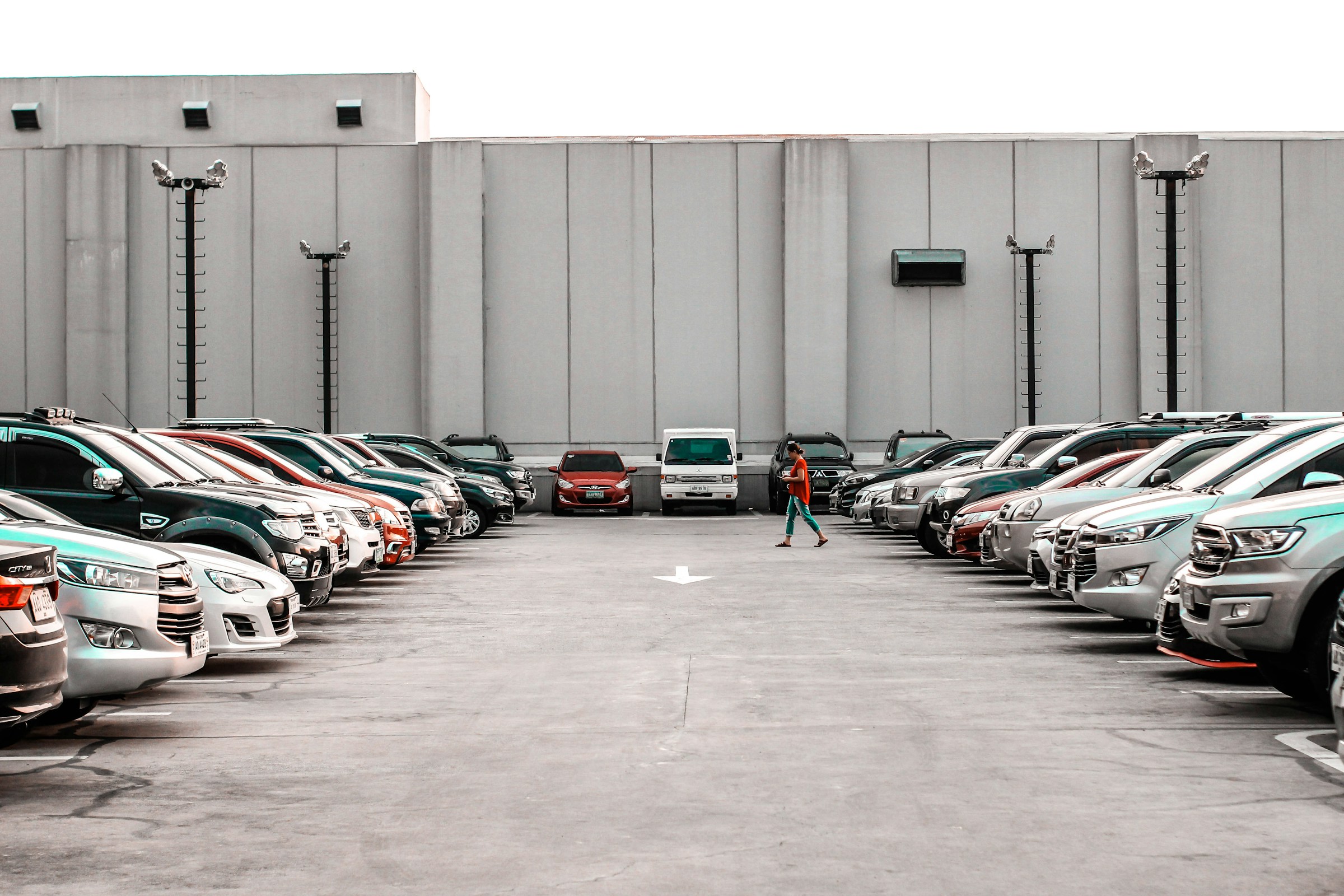 Un parking avec des voitures | Source : Unsplash