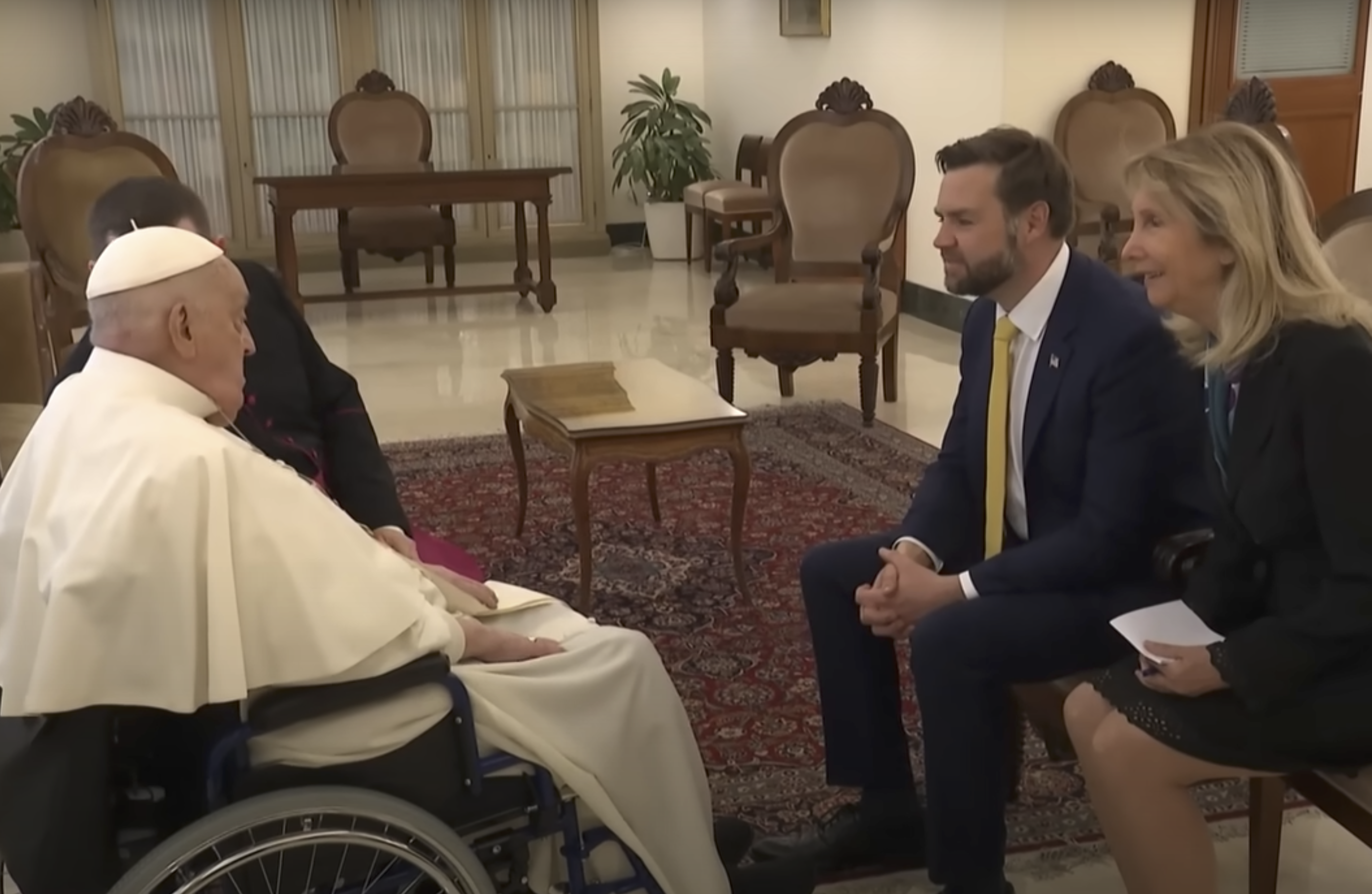 Une capture d'écran du pape François et de JD Vance lors de leur échange à Pâques, tirée d'une vidéo datée du 20 avril 2025. | Source : YouTube/AFP News Agency