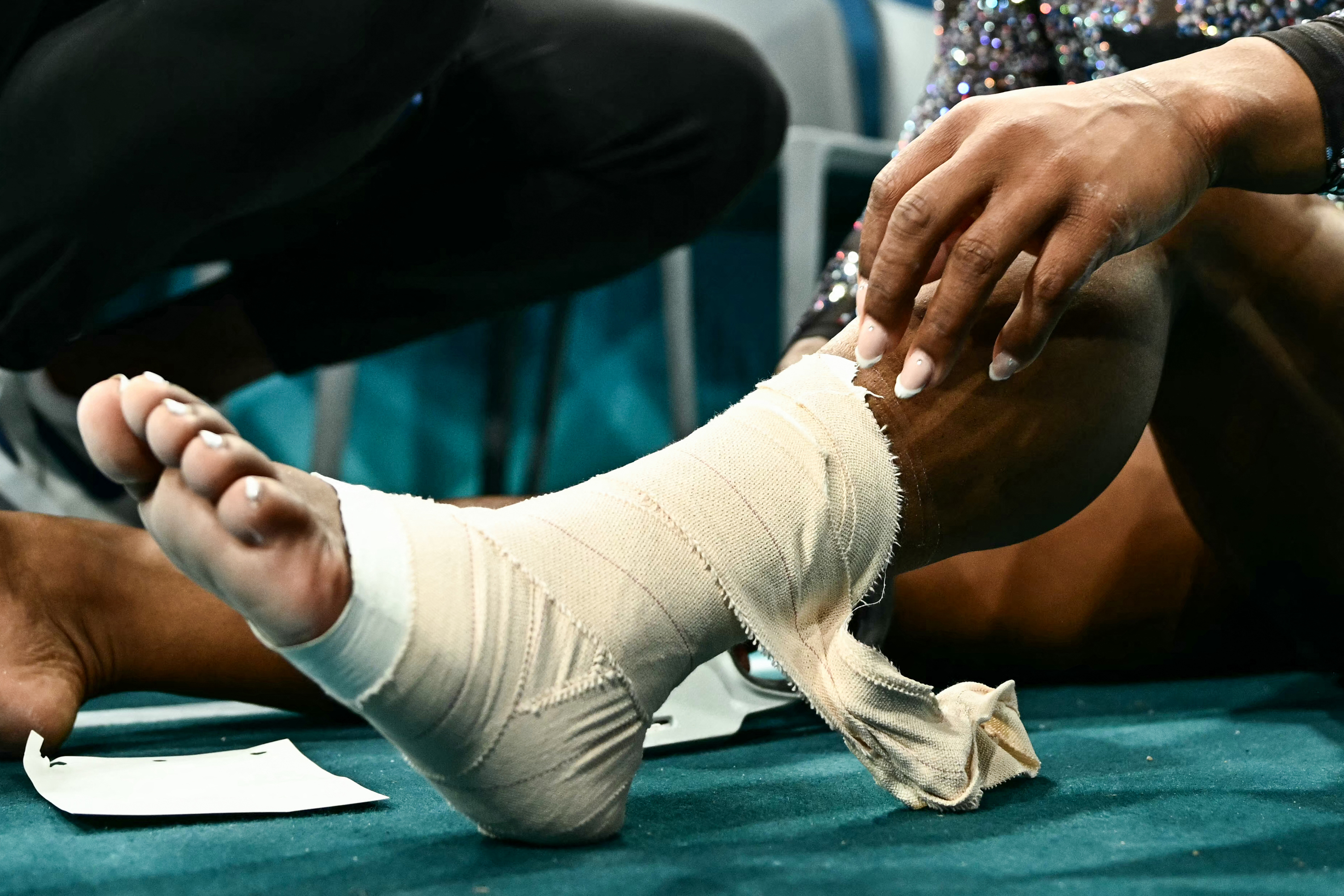 Gros plan sur la cheville et le mollet bandés de Simone Biles lors des qualifications féminines de gymnastique artistique à Paris, France, le 28 juillet 2024 | Source : Getty Images