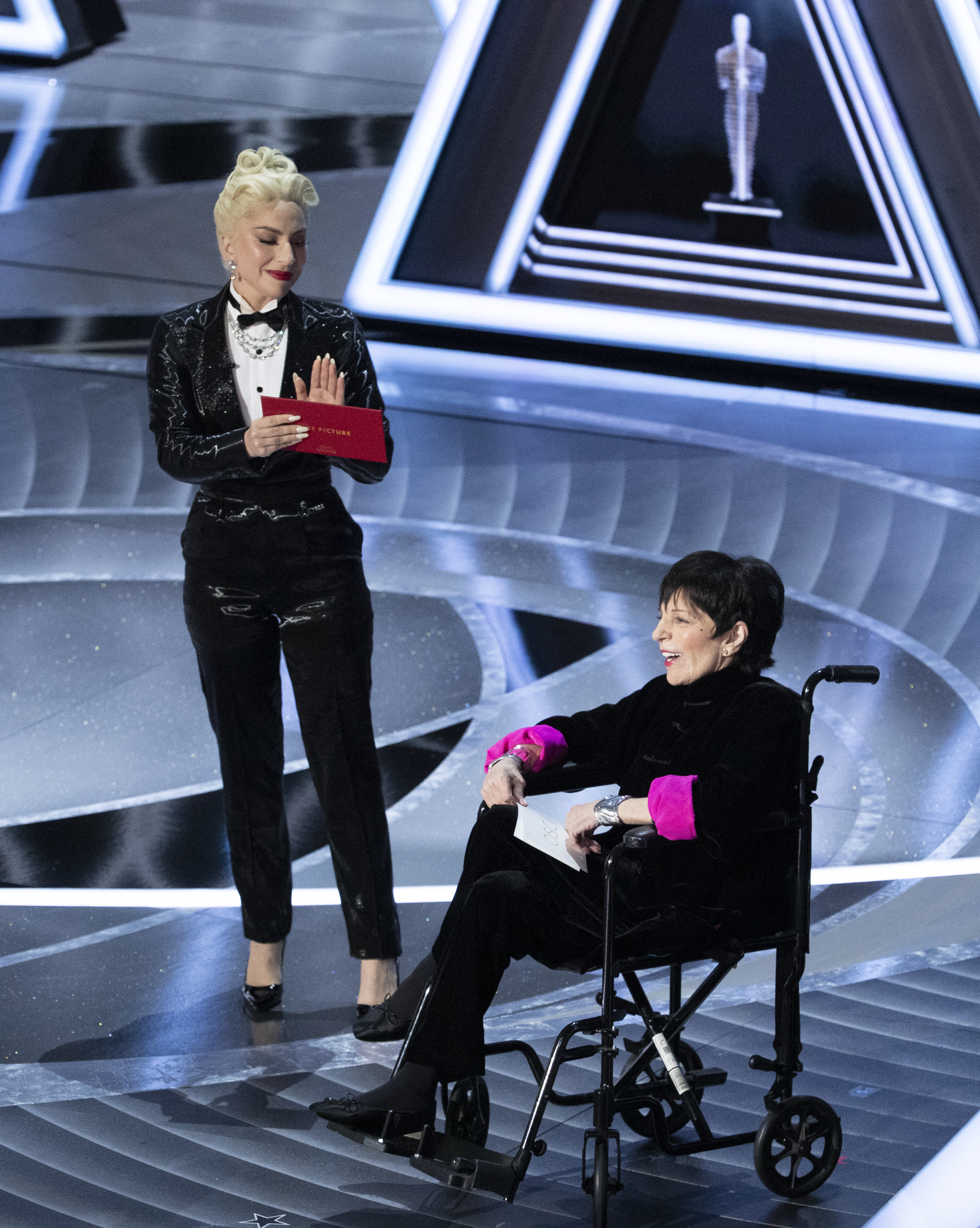 Lady Gaga applaudit alors que Liza Minnelli parle sur scène lors de la 94e cérémonie annuelle des Oscars au Dolby Theatre le 27 mars 2022 à Hollywood, en Californie.  | Source : Getty Images